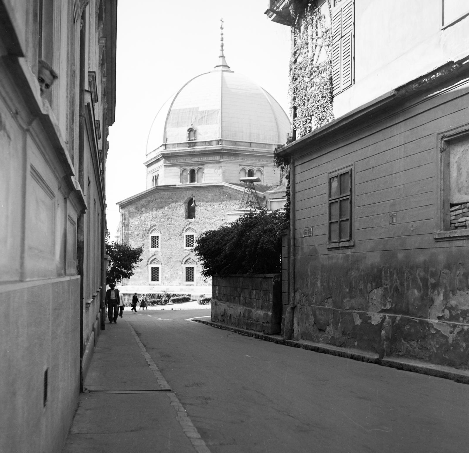 Hungary, Pécs, Megye utca, szemben a Széchenyi téren a Dzsámi., 1943, Kieselbach Tamás, Fortepan #286476