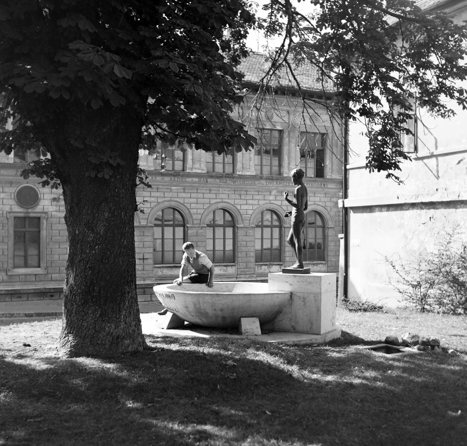 Hungary, Pécs, Káptalan utca a Hunyadi János utcánál, Aranyos kút, a kőmedencét Nedtvich Andor tervezte, Keresztelő Szent János bronzszobra Lux Elek alkotása (1942)., 1943, Kieselbach Tamás, Fortepan #286477