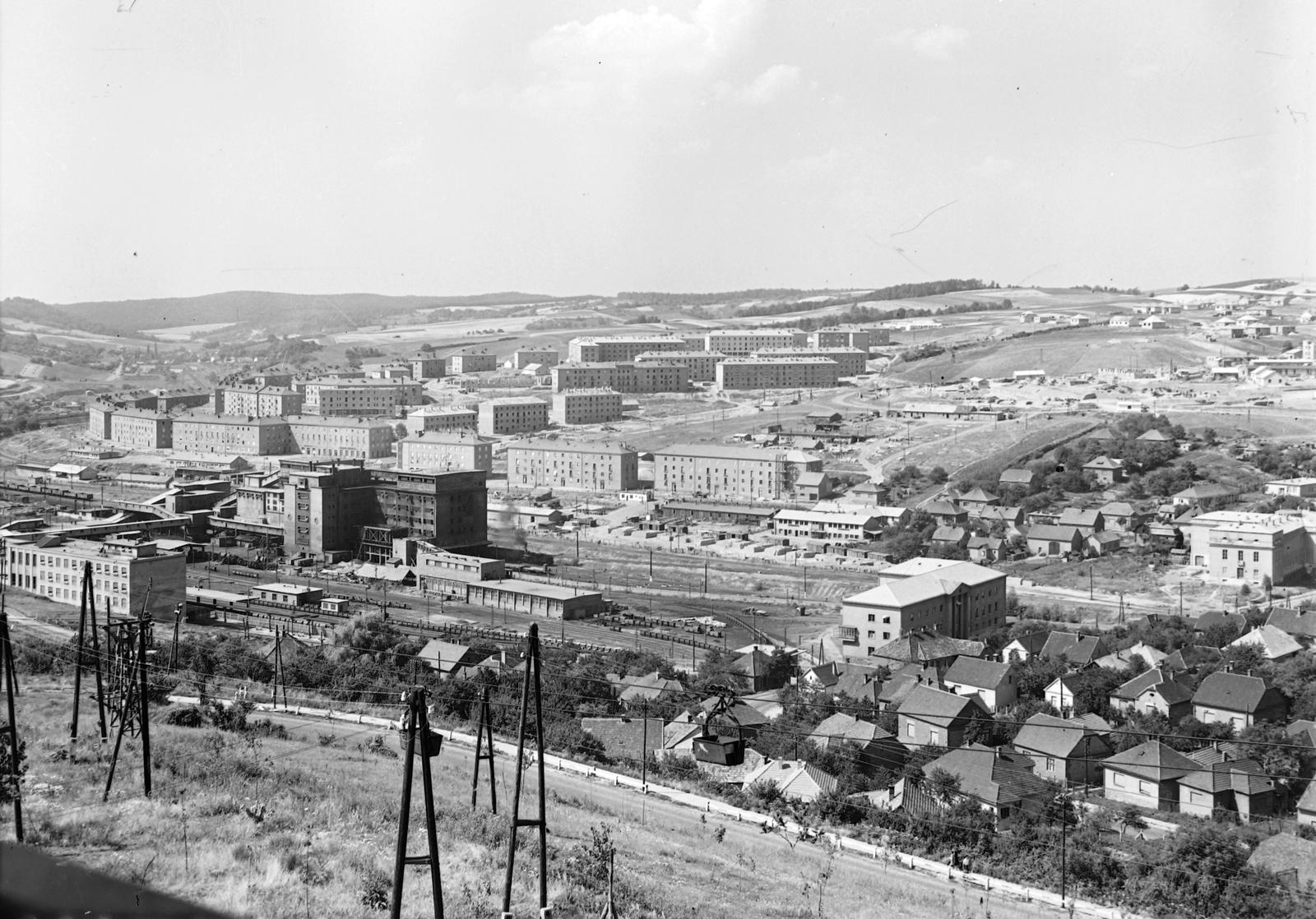 Magyarország, Komló, kilátás a Kökönyös városrész felől, balra az altáró és szénosztályozó, mögötte a Zrínyi tér házai., 1963, Építésügyi Dokumentációs és Információs Központ, VÁTI, lakótelep, városkép, látkép, Fortepan #28648