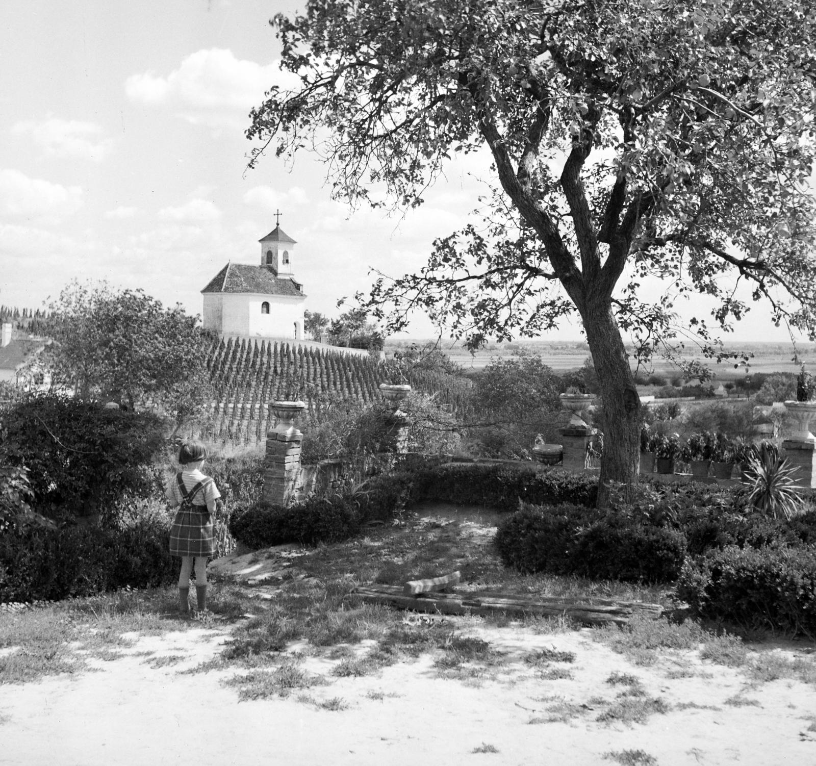 Hungary, Mohács, Szőlőhegy, Szent Jakab-kápolna., 1939, Kieselbach Tamás, girl, church, back, vine hill, wood, Fortepan #286486