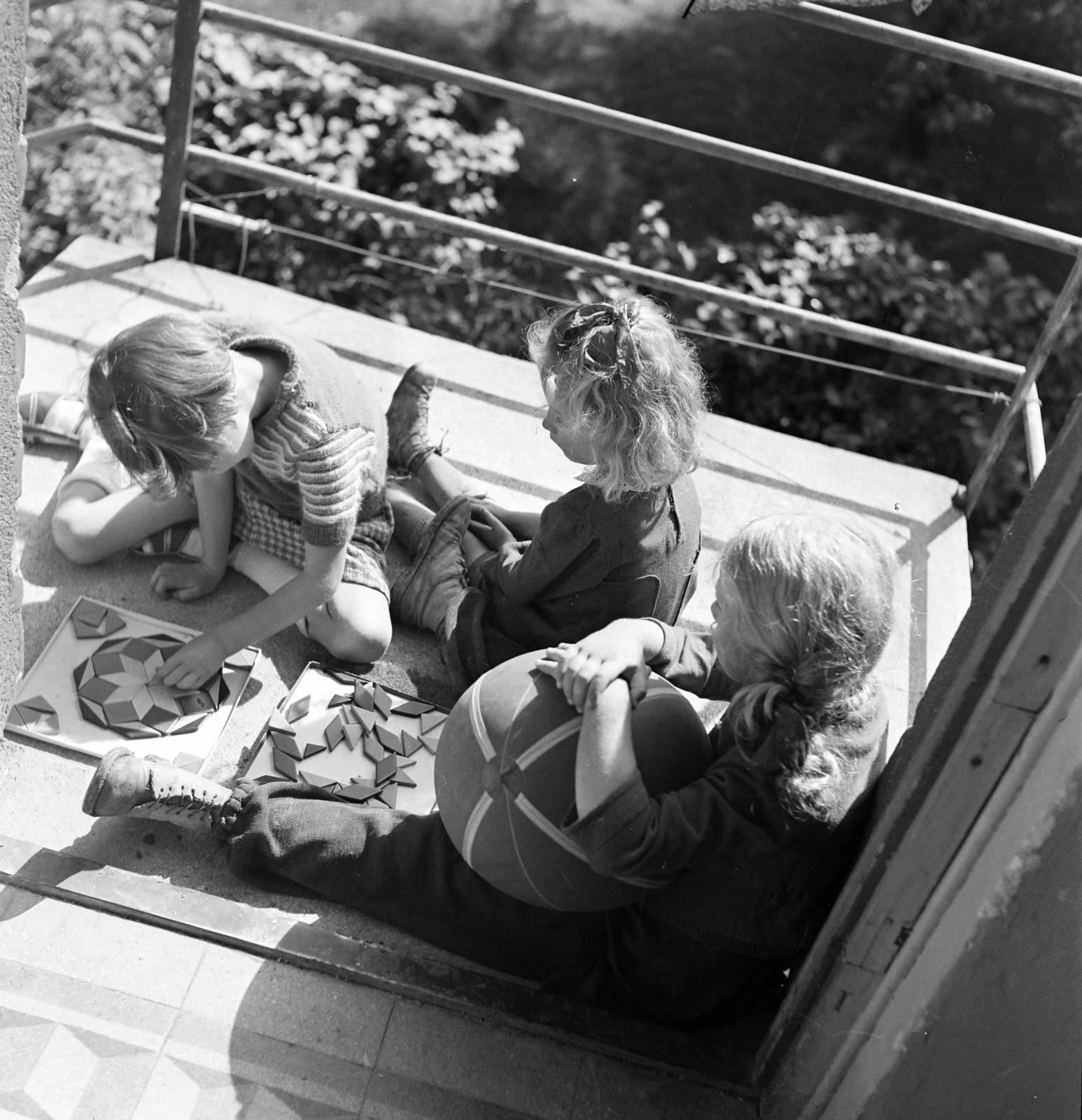 1939, Kieselbach Tamás, balcony, toy, girl, Fortepan #286488