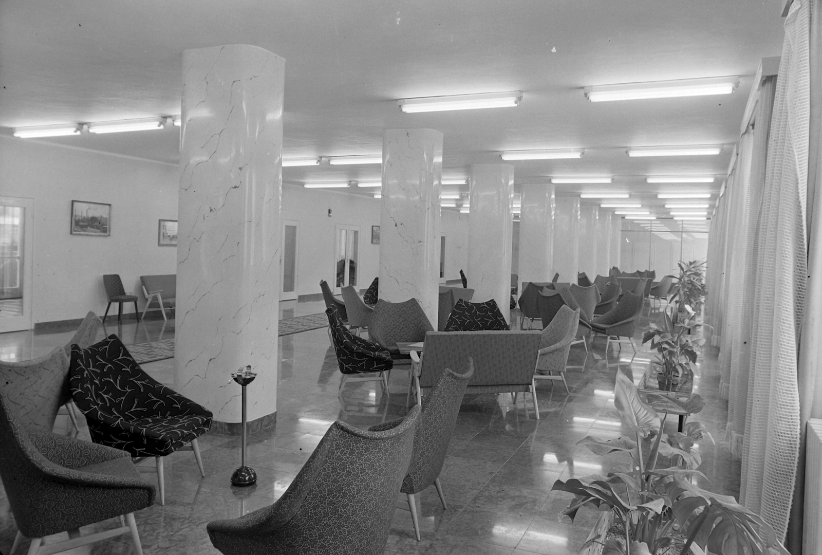 Hungary, Komló, a bányász legényszálló társalgója., 1963, Építésügyi Dokumentációs és Információs Központ, VÁTI, furniture, ashtray, neon lights, workers' hostel, communal room, Fortepan #28649