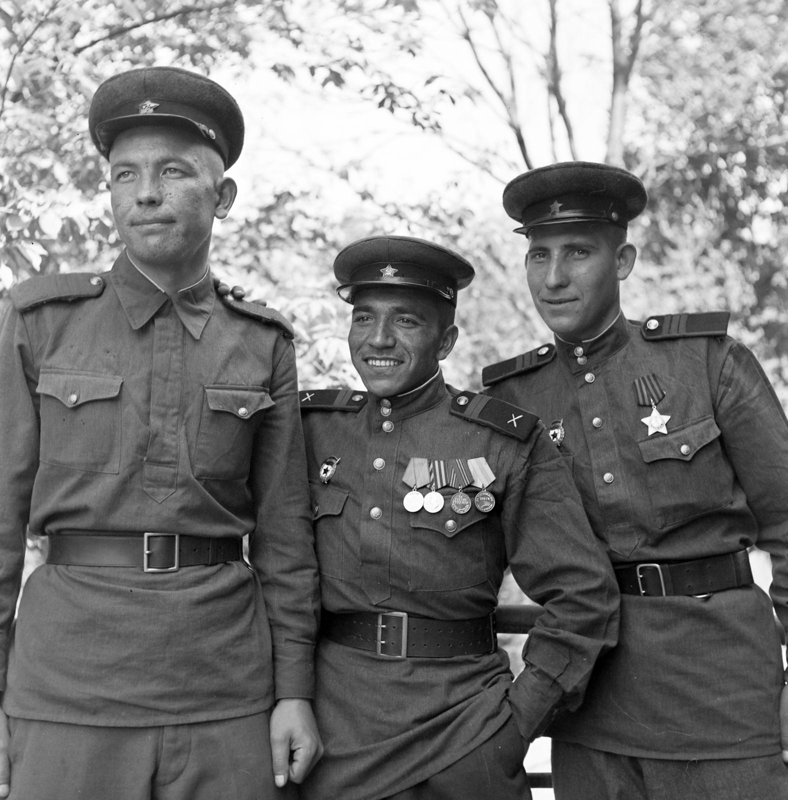 1945, Kieselbach Tamás, hárman, szovjet katona, kitüntetés, Fortepan #286494