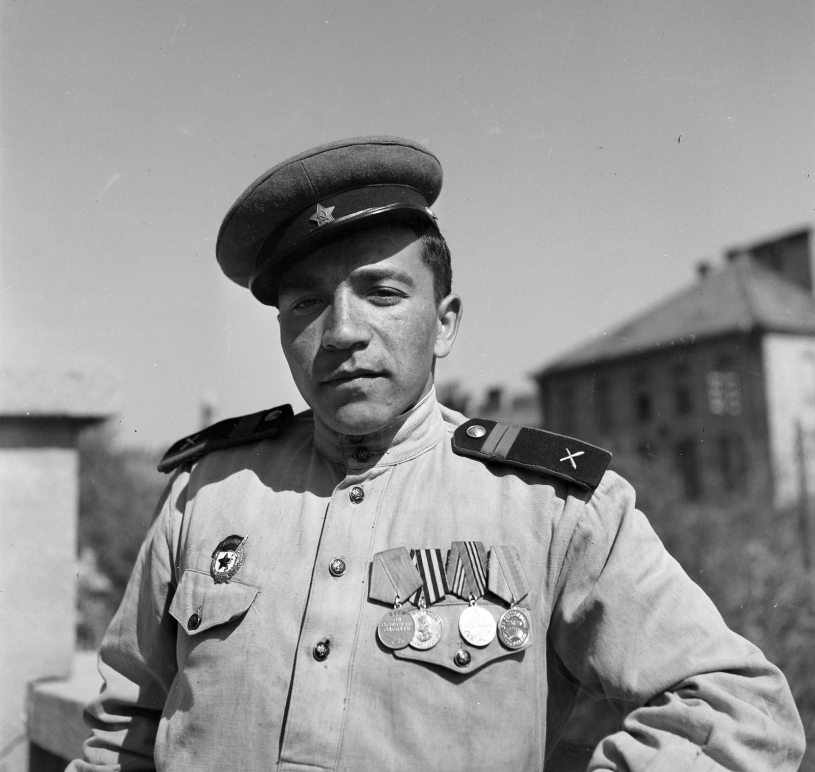 1945, Kieselbach Tamás, szovjet katona, kitüntetés, Fortepan #286495