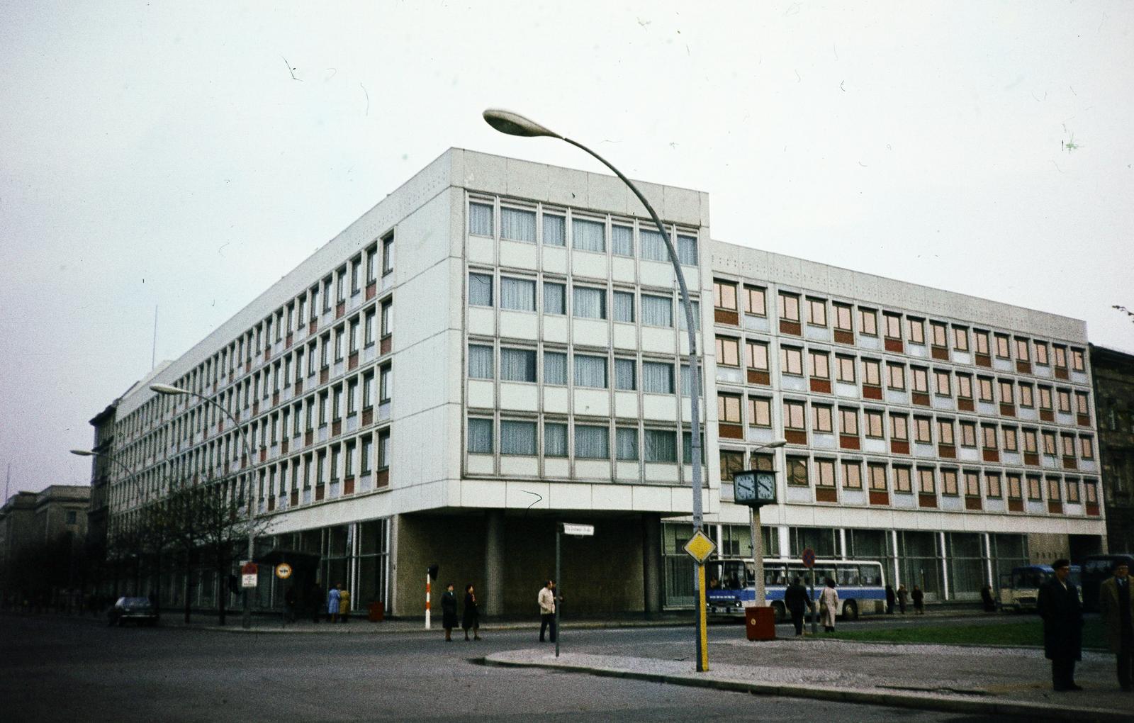 Germany, Berlin, Kelet-Berlin, Wilhelmstraße (Otto-Groethewohl-Straße) - Unter den Linden sarok a Pariser Platz felöl, szemben a Ministerium für Volksbildung (Népmüvelési Minisztérium)., 1975, Kozák, GDR, Fortepan #286521