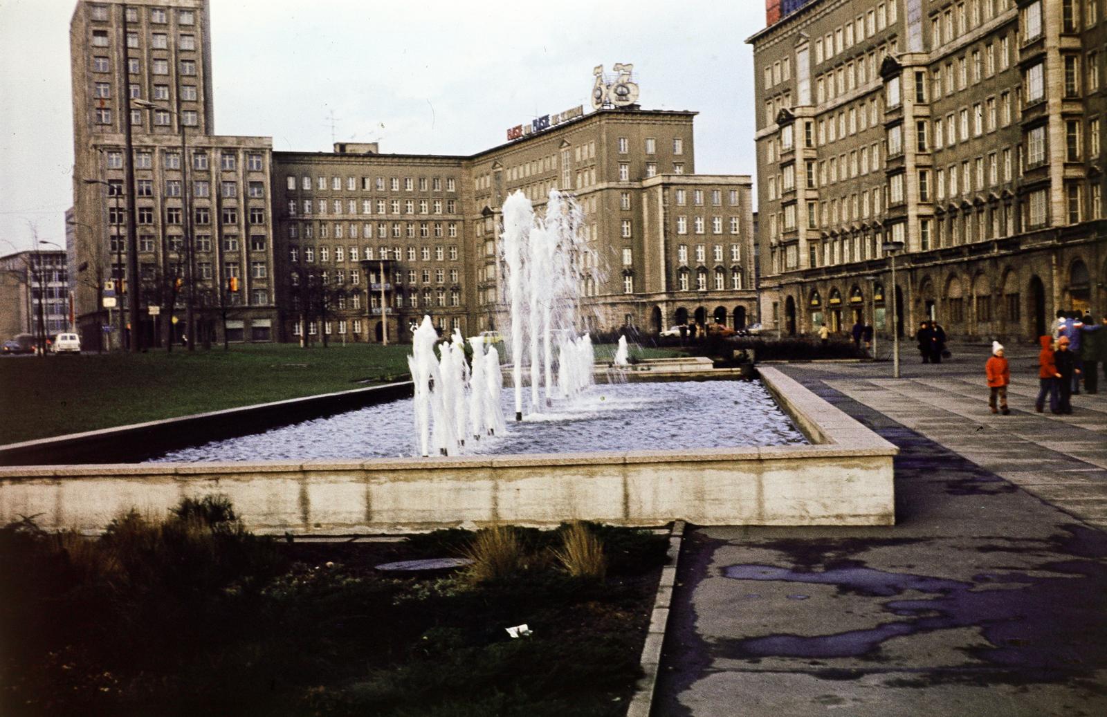 Németország, Lipcse, Roßplatz a Goldschmidtstraße torkolata felé nézve, balra az Europahaus., 1977, Kozák, színes, NDK, Fortepan #286524