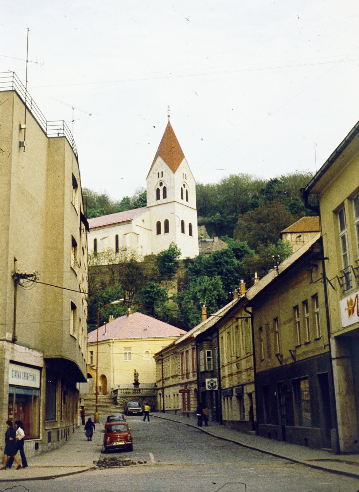 Slovakia, Trenčín, Farská ulica, fent a Szűz Mária születése-templom., 1975, Kozák, Fortepan #286527