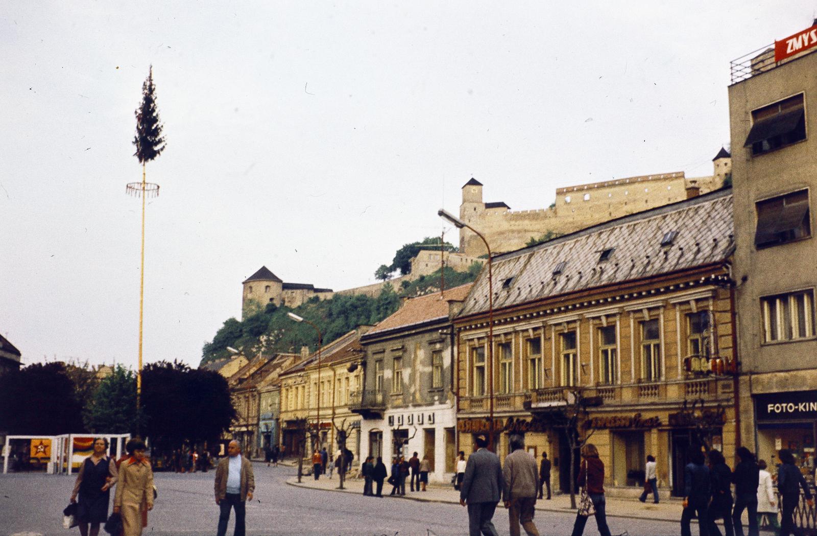 Slovakia, Trenčín, Mierové námestie, fenn a vár, 1975, Kozák, Fortepan #286528