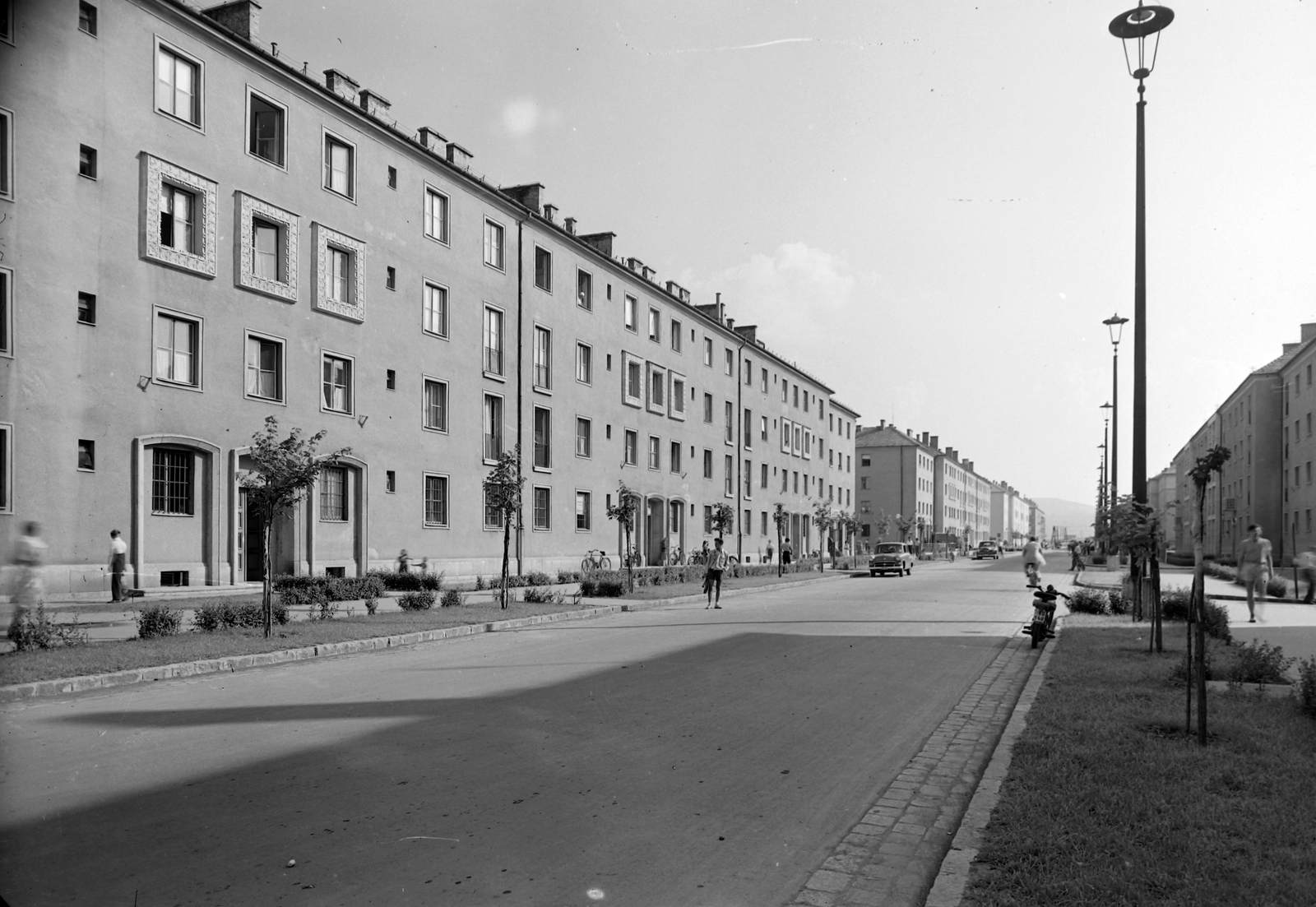 Hungary, Kazincbarcika, Egressy Béni (Lenin) út, balra a páratlan oldal házsora a Pollack Mihály utca torkolatától nézve., 1958, Építésügyi Dokumentációs és Információs Központ, VÁTI, street view, lamp post, Fortepan #28653