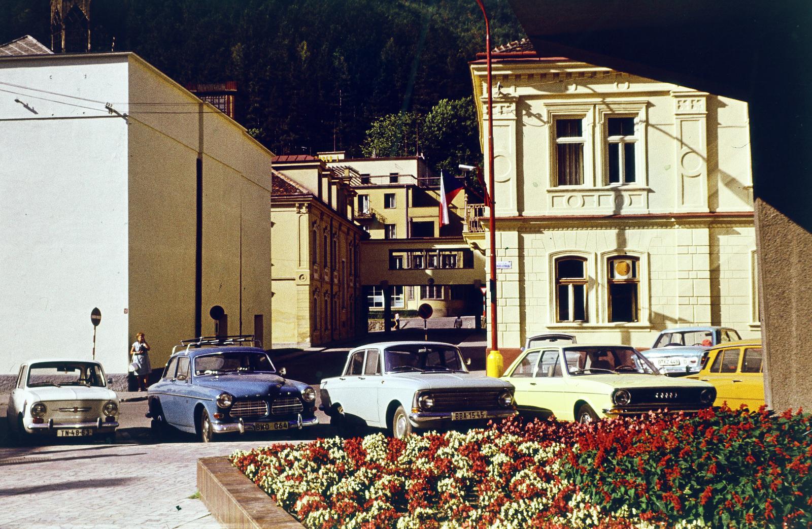 Slovakia, Trenčianske Teplice, előtérben balra az ulica Tomáša Garrigue Masaryka, jobbra az ulica Kúpeľná, szemben az ulica Sinaova., 1973, Kozák, Fortepan #286532