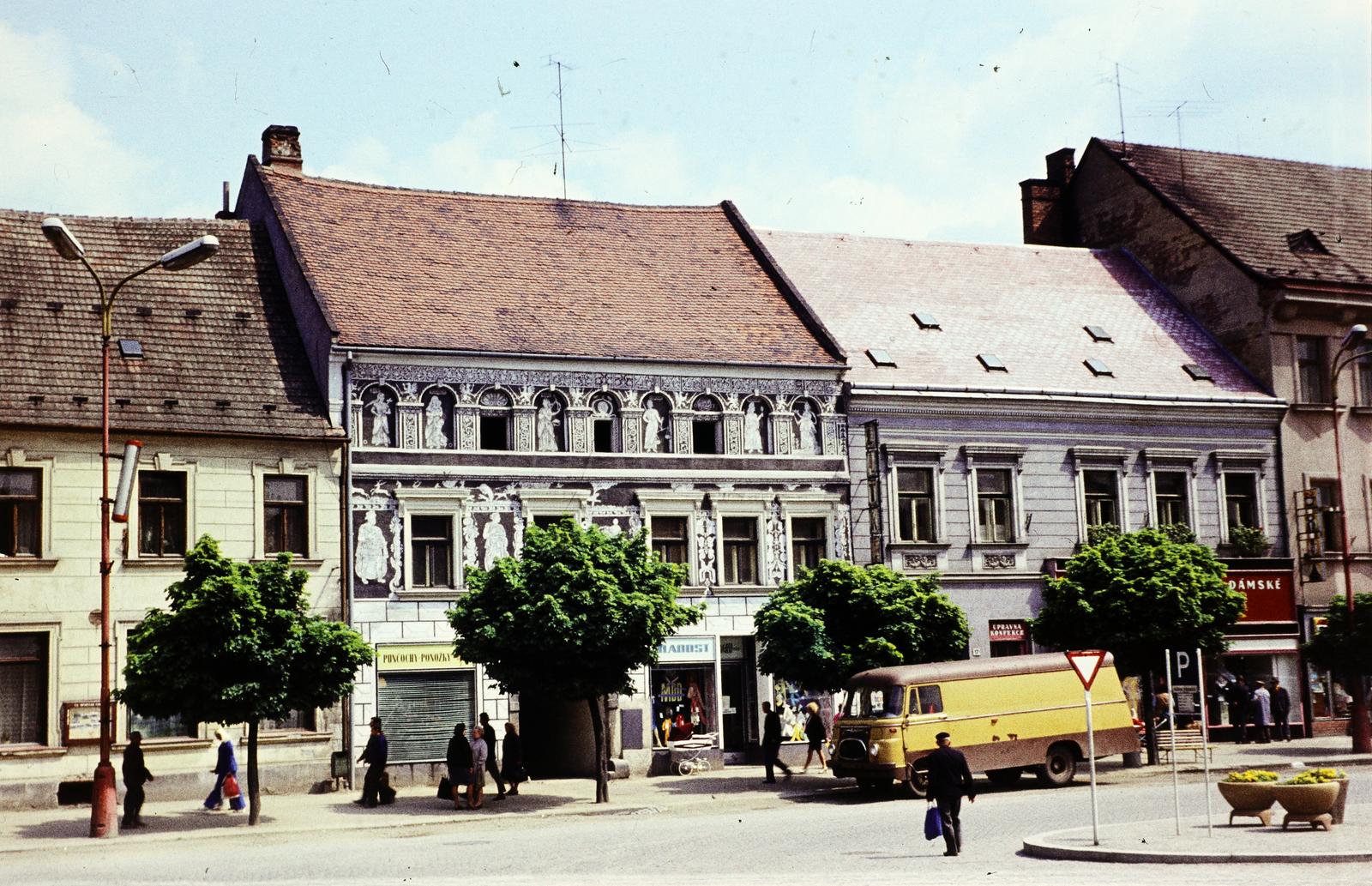 Czech Republik, Karlovo námesti, szemben a sgraffitos Černý dům (Fekete-ház)., 1973, Kozák, Robur Lo 2500/ Lo 2501, colorful, Czechoslovakia, Fortepan #286541