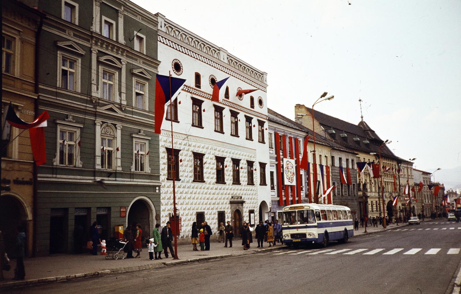 Slovakia, Banská Bystrica, Szlovák Nemzeti Felkelés (Slovenského národného povstania) tér (egykor IV. Béla király tér), a világos, sgrafittos, felül pártázatos homlokzatú épület a Thurzó-ház. Ma a Közép-szlovákiai Múzeum egyik egyik kiállítóhelye., 1973, Kozák, colorful, Czechoslovakia, Fortepan #286543
