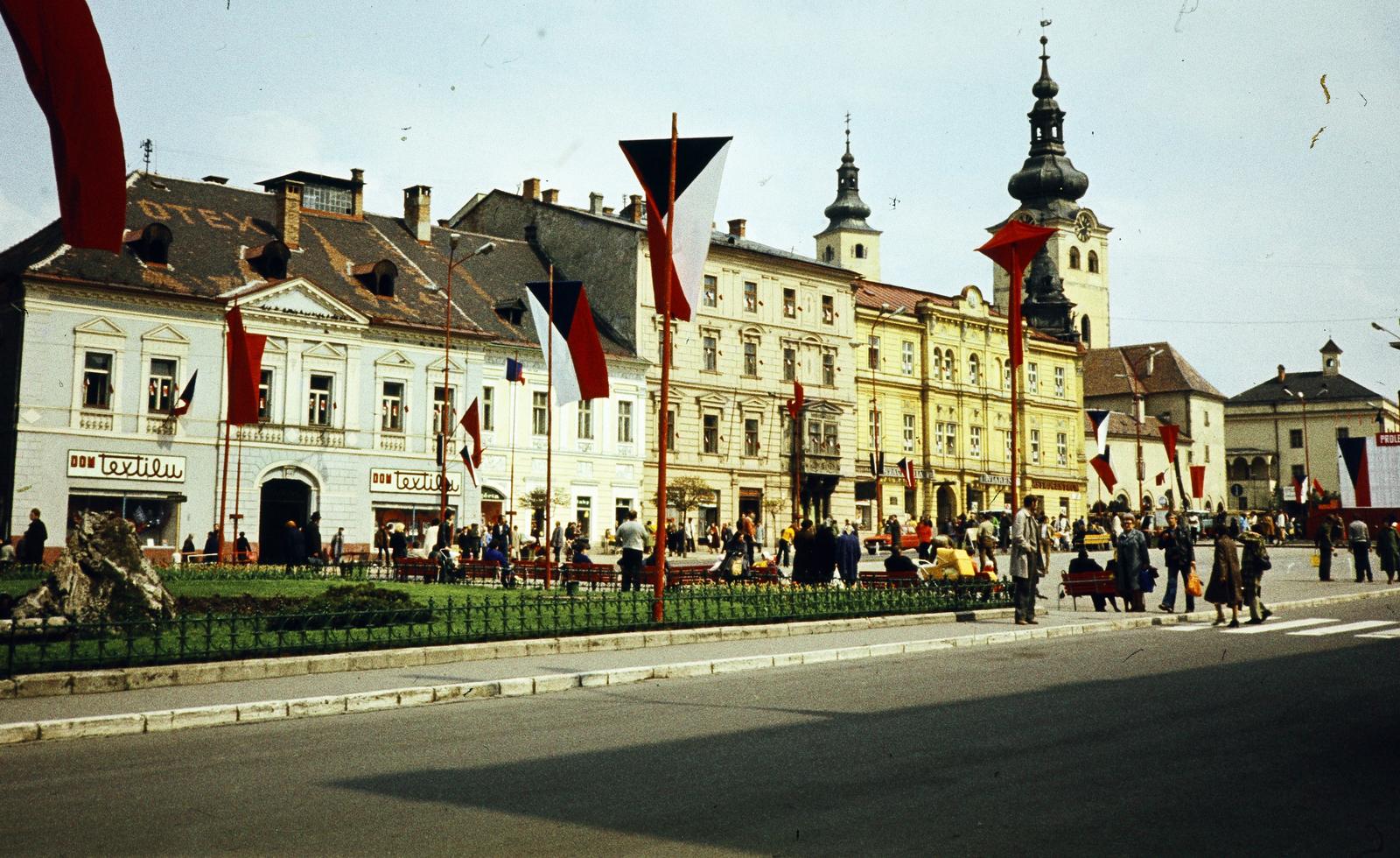Slovakia, Banská Bystrica, Szlovák Nemzeti Felkelés (Slovenského národného povstania) tér (IV. Béla király tér). Jobbra a Námestie Štefana Moyzesa (Mátyás tér)-en Szűz Mária mennybevétele templom (Kostol Nanebovzatia Panny Márie) és a Barbakán., 1973, Kozák, colorful, Czechoslovakia, Fortepan #286544