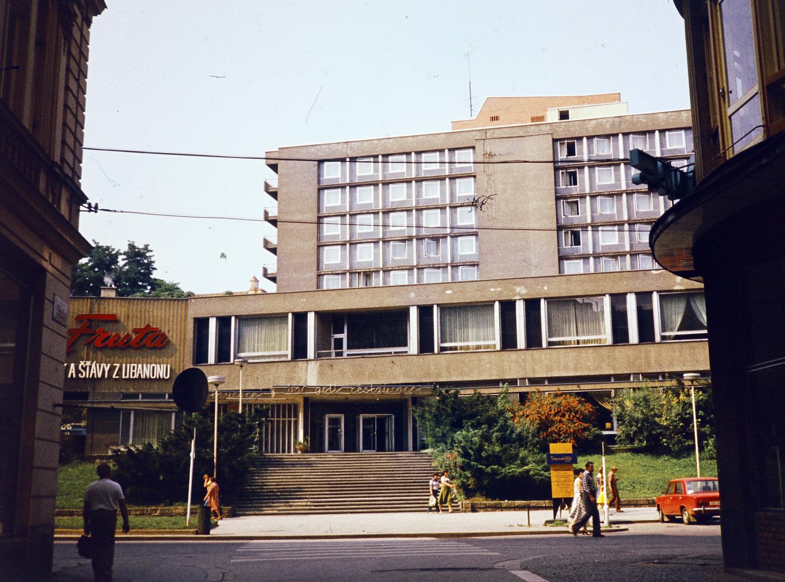 Czech Republik, Brno, Hotel International Brno, a felvétel az ulice Středován készült., 1975, Kozák, colorful, Czechoslovakia, Fortepan #286549