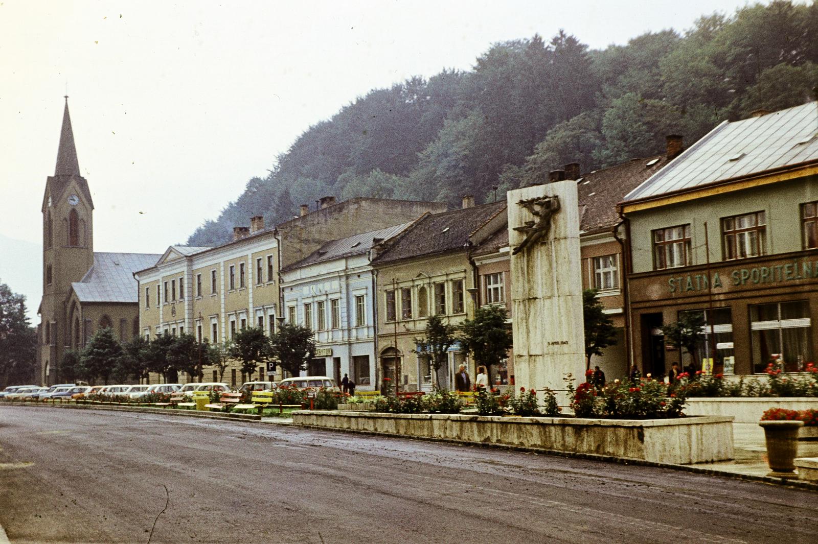 Slovakia, Dolný Kubín, Fő tér (Hviezdoslavovo námestie), balra az evangélikus templom., 1976, Kozák, colorful, Czechoslovakia, Fortepan #286552