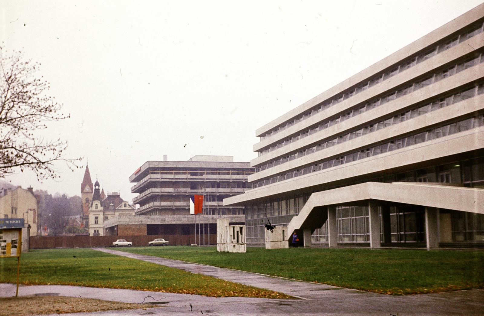 Slovakia, Trenčianske Teplice, ulica Tomáša Garrigue Masaryka, jobbra a Hotel Krym., 1973, Kozák, colorful, Czechoslovakia, Fortepan #286561