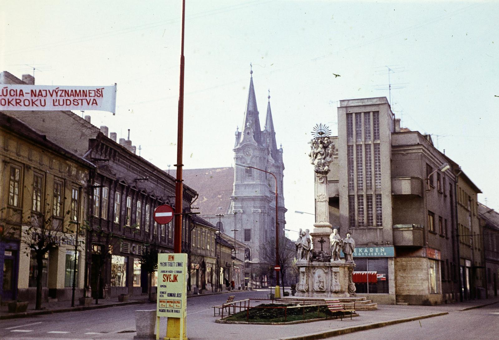 Slovakia, Komarno, Szentháromság-szobor a Klapka György téren (námestie generála Klapku). Balra a Nádor utca (Palatinova ulica) és a Szent András-templom. Jobbra a Megye utca (Zupná ulica)., 1973, Kozák, Fortepan #286564