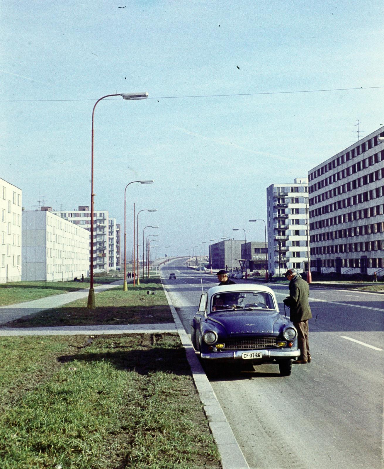 Szlovákia, Komárom, Rákóczi utca (Rákócziho ulica) az Újvári út (Novozámocká cesta) felé nézve., 1973, Kozák, színes, Csehszlovákia, Fortepan #286565