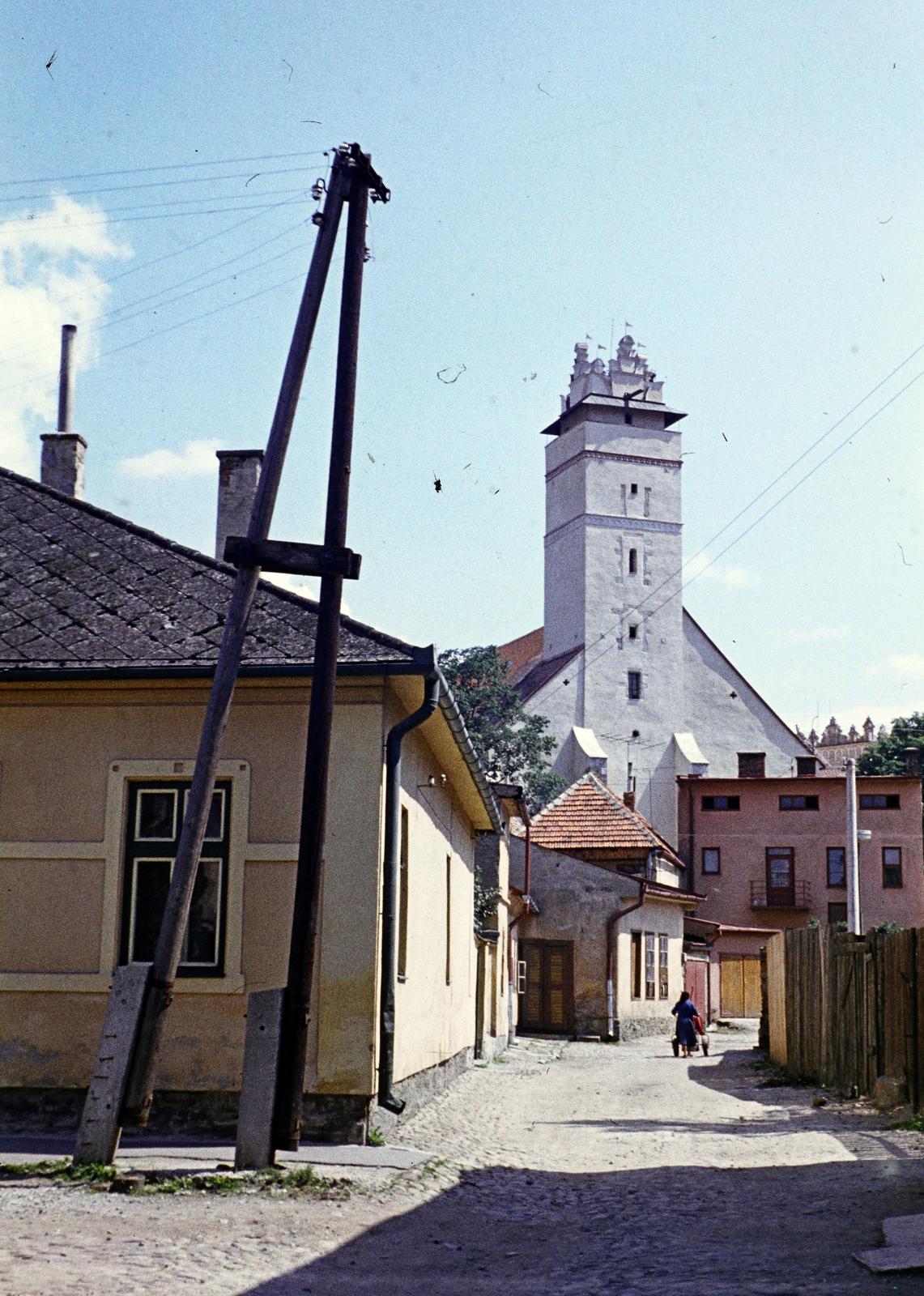Slovakia, Kežmarok, Kostolné námestie, szemben a Szent Kereszt-templom., 1976, Kozák, colorful, Czechoslovakia, Fortepan #286569