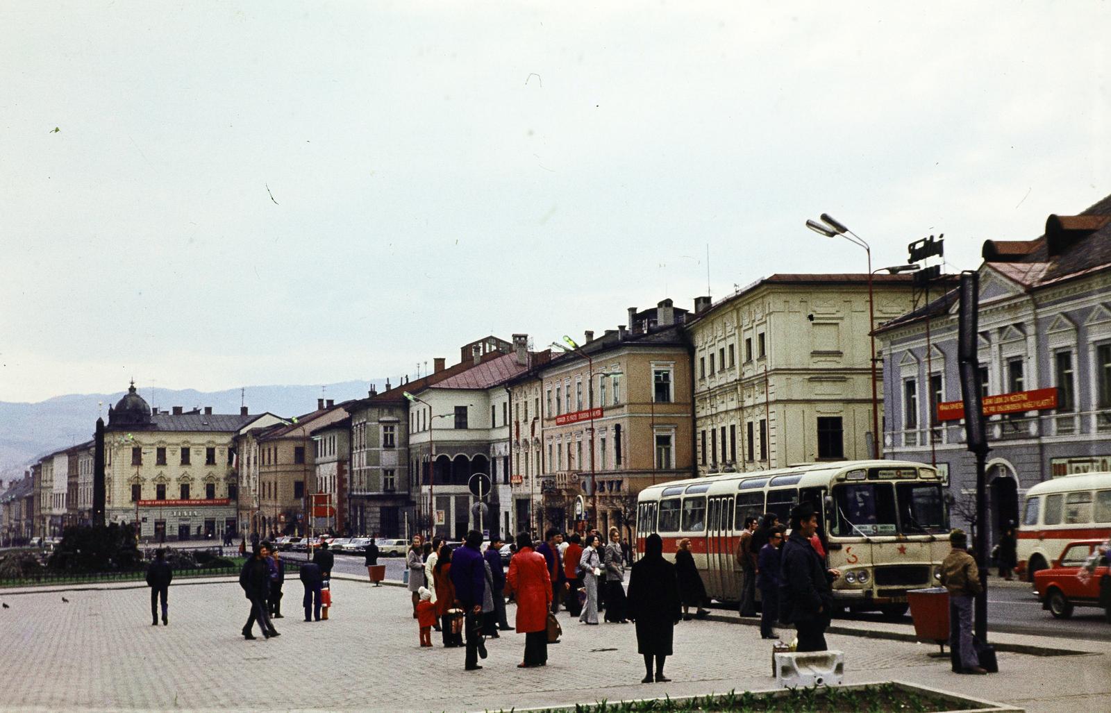 Szlovákia, Besztercebánya, Szlovák Nemzeti Felkelés (Slovenského národného povstania) tér (egykor IV. Béla király tér), balra szemben az Alsó utca (Dolná ulica)., 1976, Kozák, színes, Csehszlovákia, Fortepan #286577