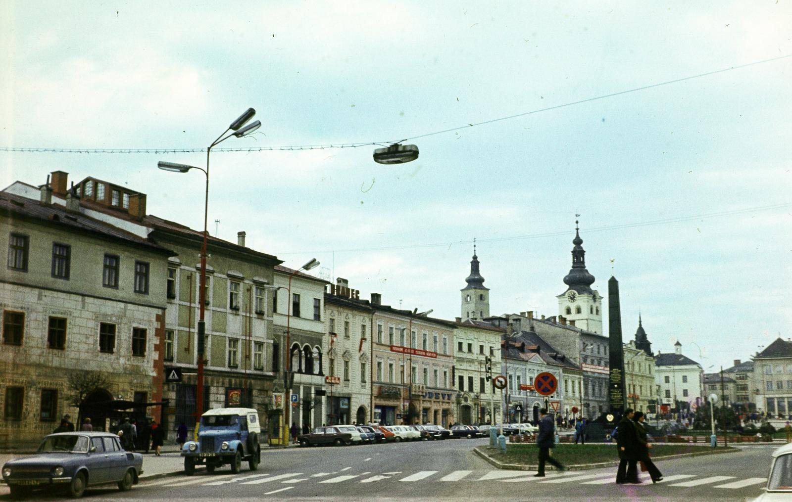 Slovakia, Banská Bystrica, Szlovák Nemzeti Felkelés (Slovenského národného povstania) tér (egykor IV. Béla király tér), háttérben a Szűz Mária mennybevétele templom (Kostol Nanebovzatia Panny Márie) és a Barbakán tornya., 1976, Kozák, colorful, Czechoslovakia, Fortepan #286578