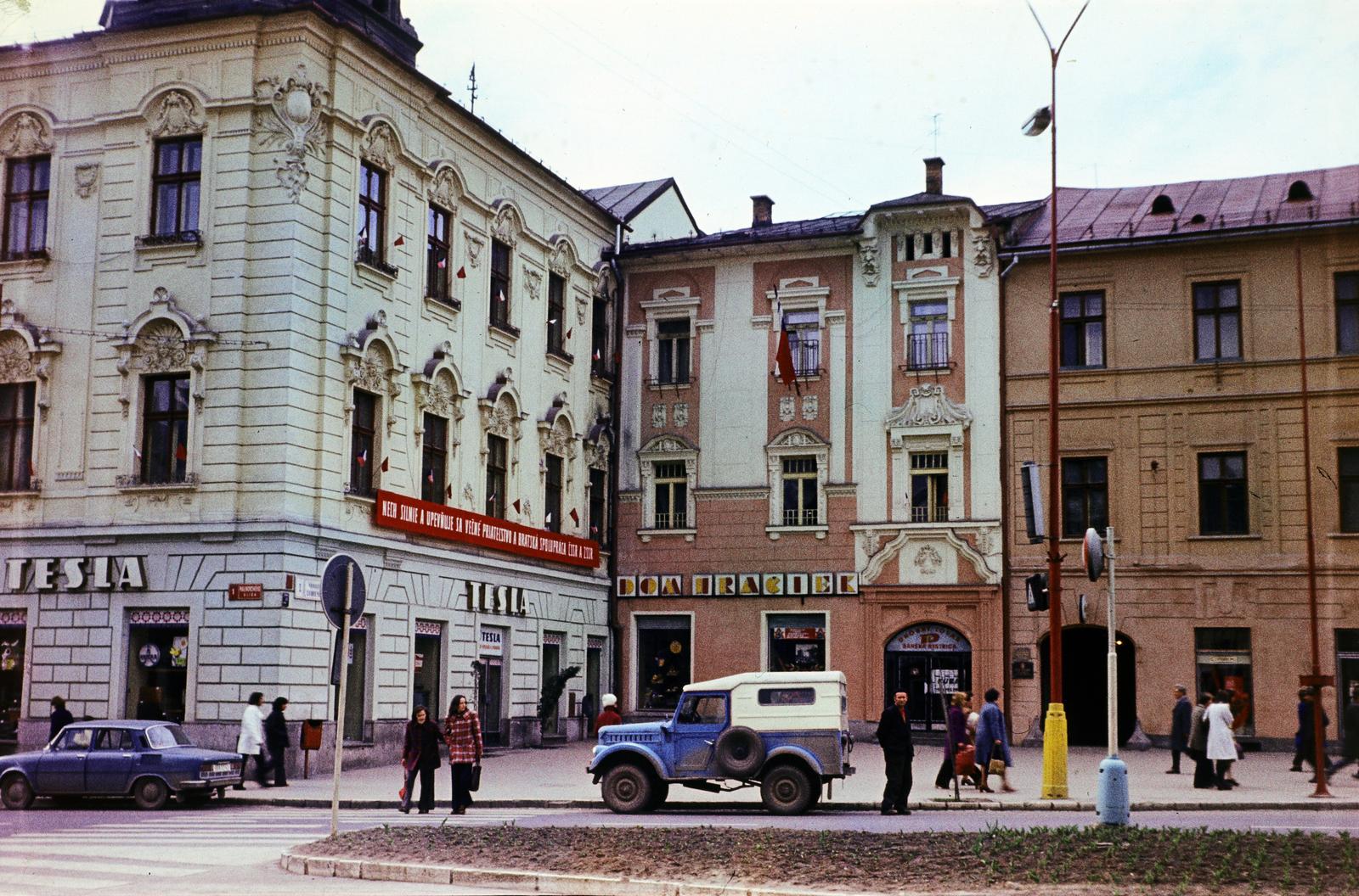 Slovakia, Banská Bystrica, Szlovák Nemzeti Felkelés (Slovenského národného povstania) tér (egykor IV. Béla király tér), szemben a 12. és 13. számú ház, balra az Alsó utca (Dolná ulica)., 1976, Kozák, colorful, Czechoslovakia, Fortepan #286579