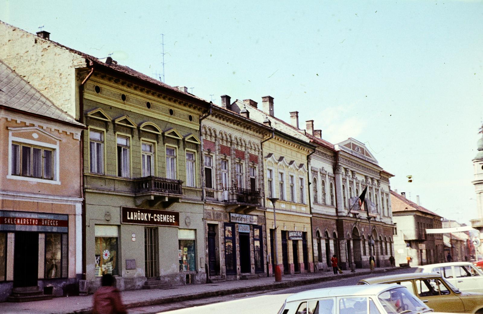 Slovakia, Rimavská Sobota, Fő tér (Hlavné námestie), szemben a Hatvani István utca (ulica Istvána Hatvaniho, eredetileg Kossuth utca) torkolata., 1976, Kozák, colorful, Czechoslovakia, Fortepan #286586