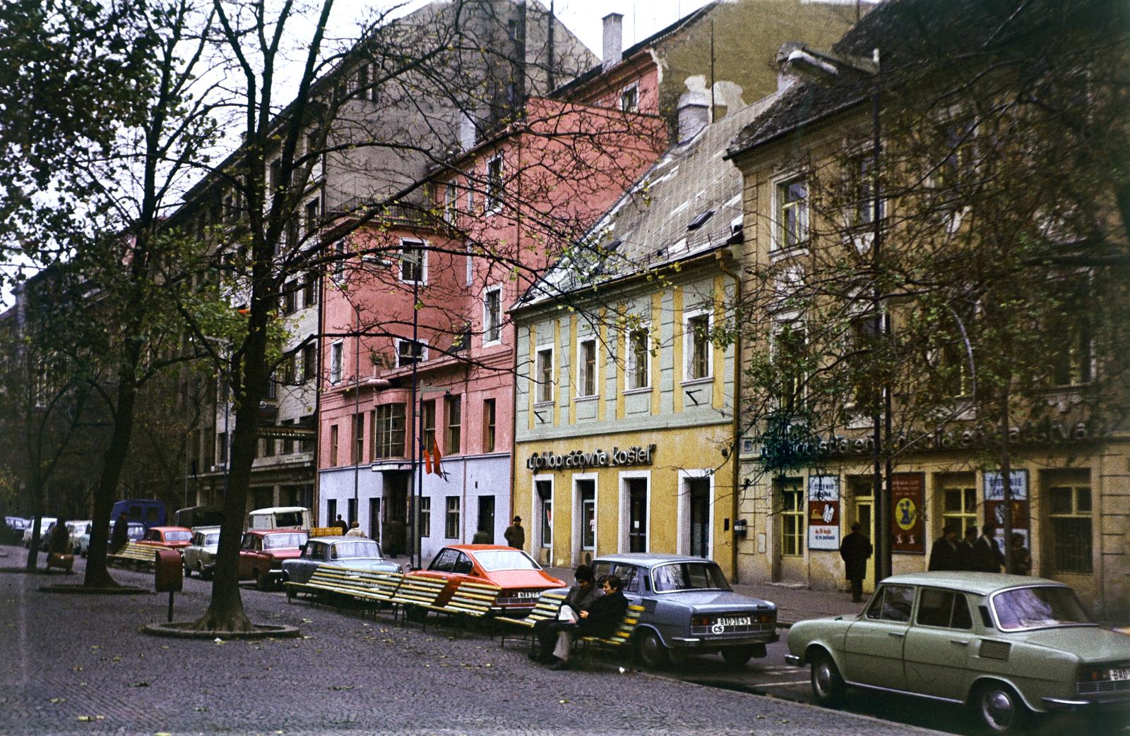 Szlovákia, Pozsony, Hviezdoslavovo námestie, szemben a téglavörös színű épület a 21. szám., 1976, Kozák, színes, Csehszlovákia, Fortepan #286592