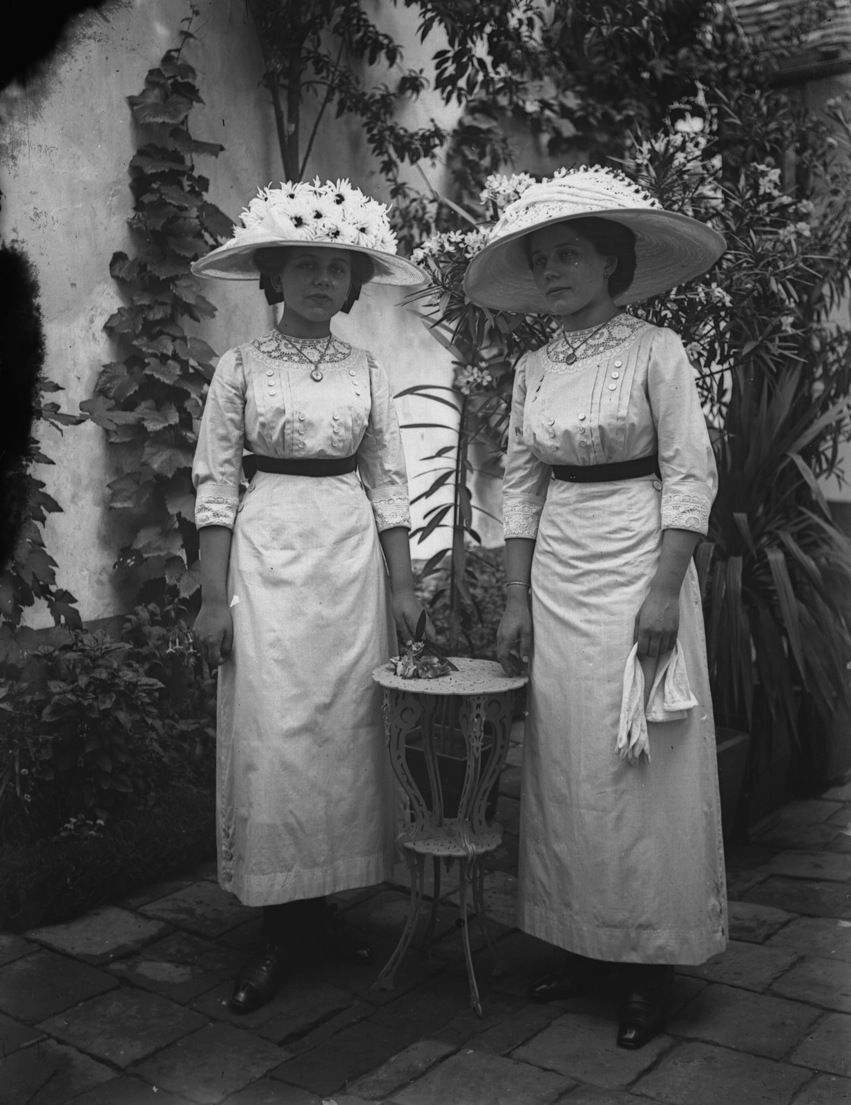 1911, Fortepan, fashion, hat, yard, women, twins, lace, Fortepan #2866