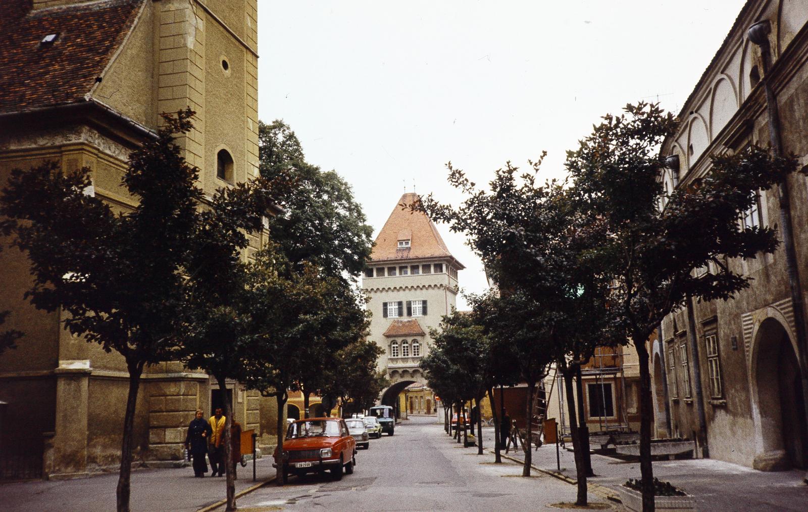 Hungary, Kőszeg, Jurisics tér a Hősök kapuja felé nézve, balra a Szent Imre-templom., 1980, Kozák, gate tower, colorful, Fortepan #286601