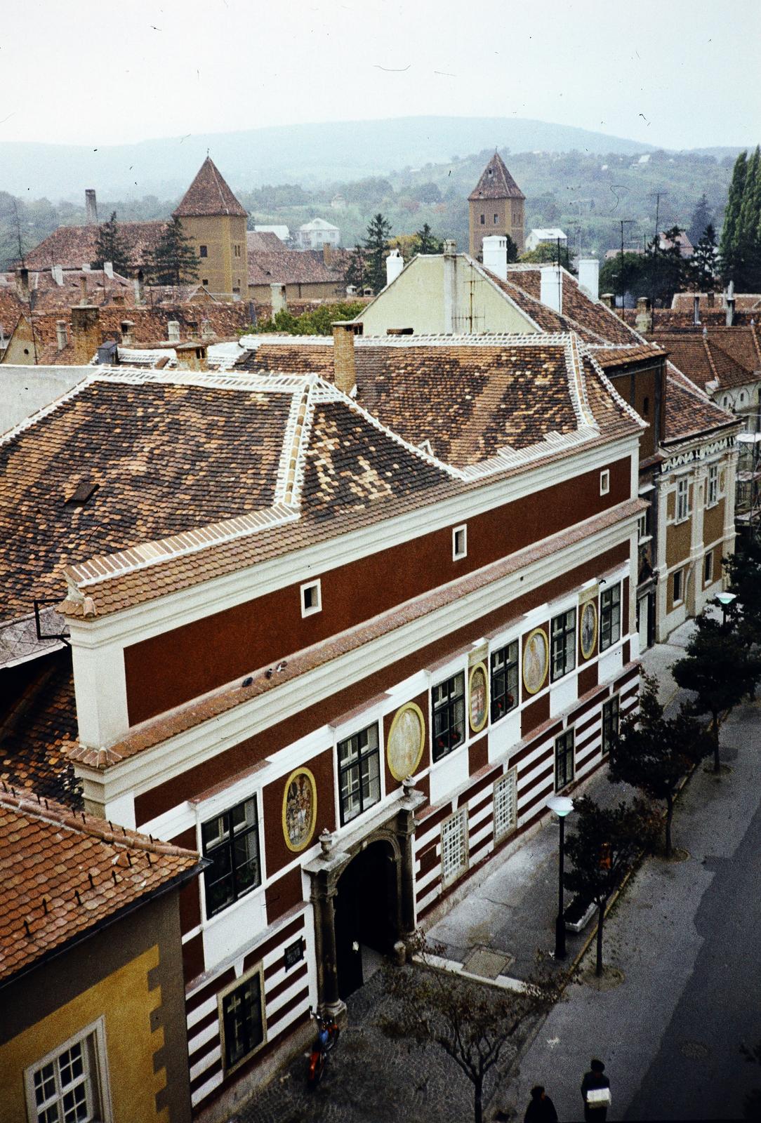 Hungary, Kőszeg, kilátás a Hősök kapuja tornyából, előtérben a Jurisics tér és a Városháza, háttérben a Jurisics-vár., 1980, Kozák, colorful, Fortepan #286603