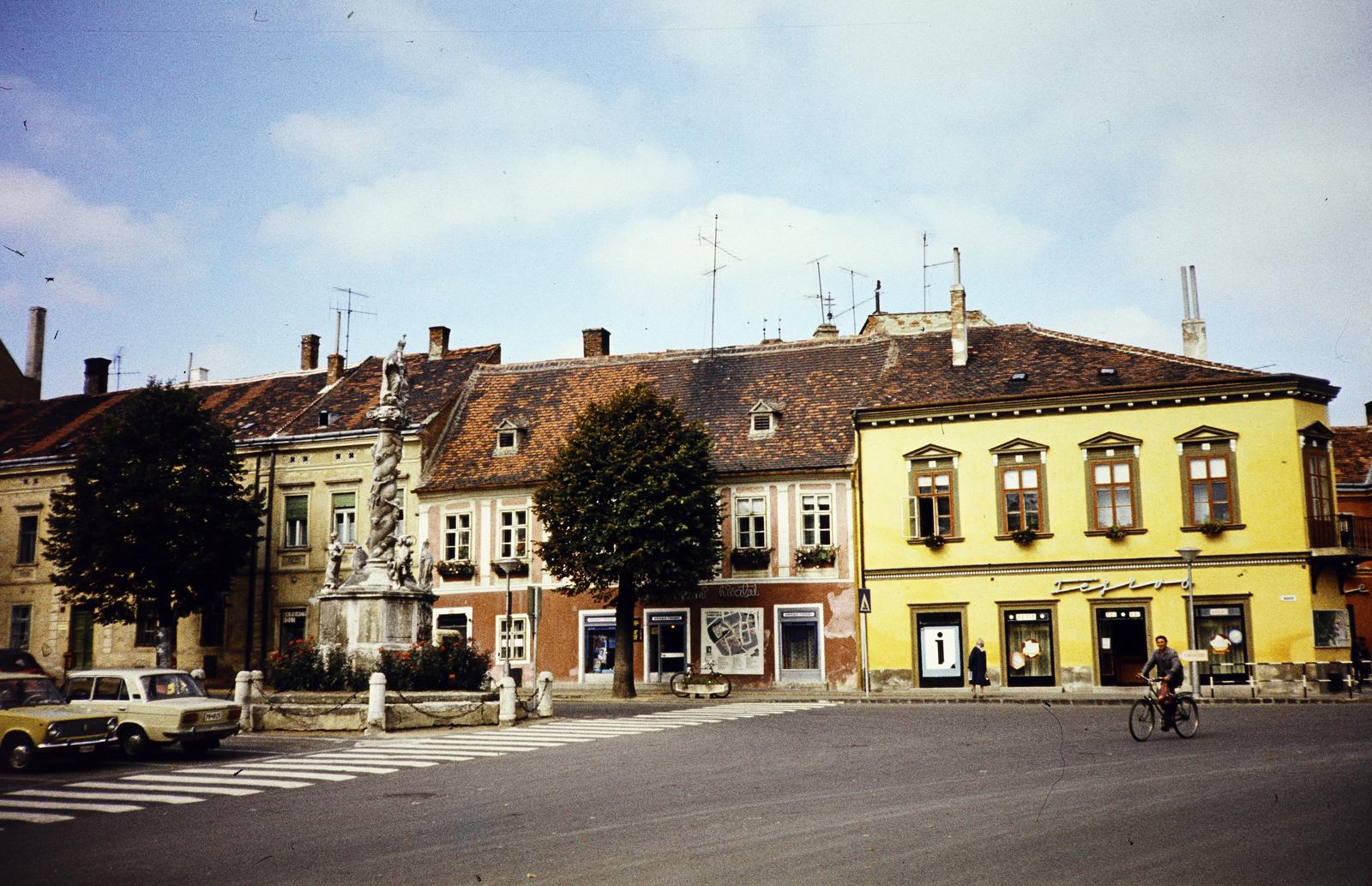 Hungary, Kőszeg, Fő (Köztársaság) tér, balra a Szentháromság-szobor, szemben a Várkör 67., 69. és 71., 1980, Kozák, colorful, Fortepan #286606