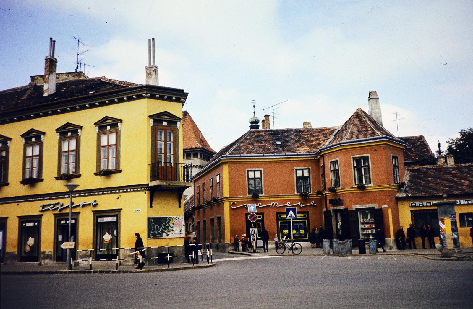 Hungary, Kőszeg, Fő (Köztársaság) tér, balra a Várkör, szemben a Városház utca torkolata., 1980, Kozák, colorful, Fortepan #286607