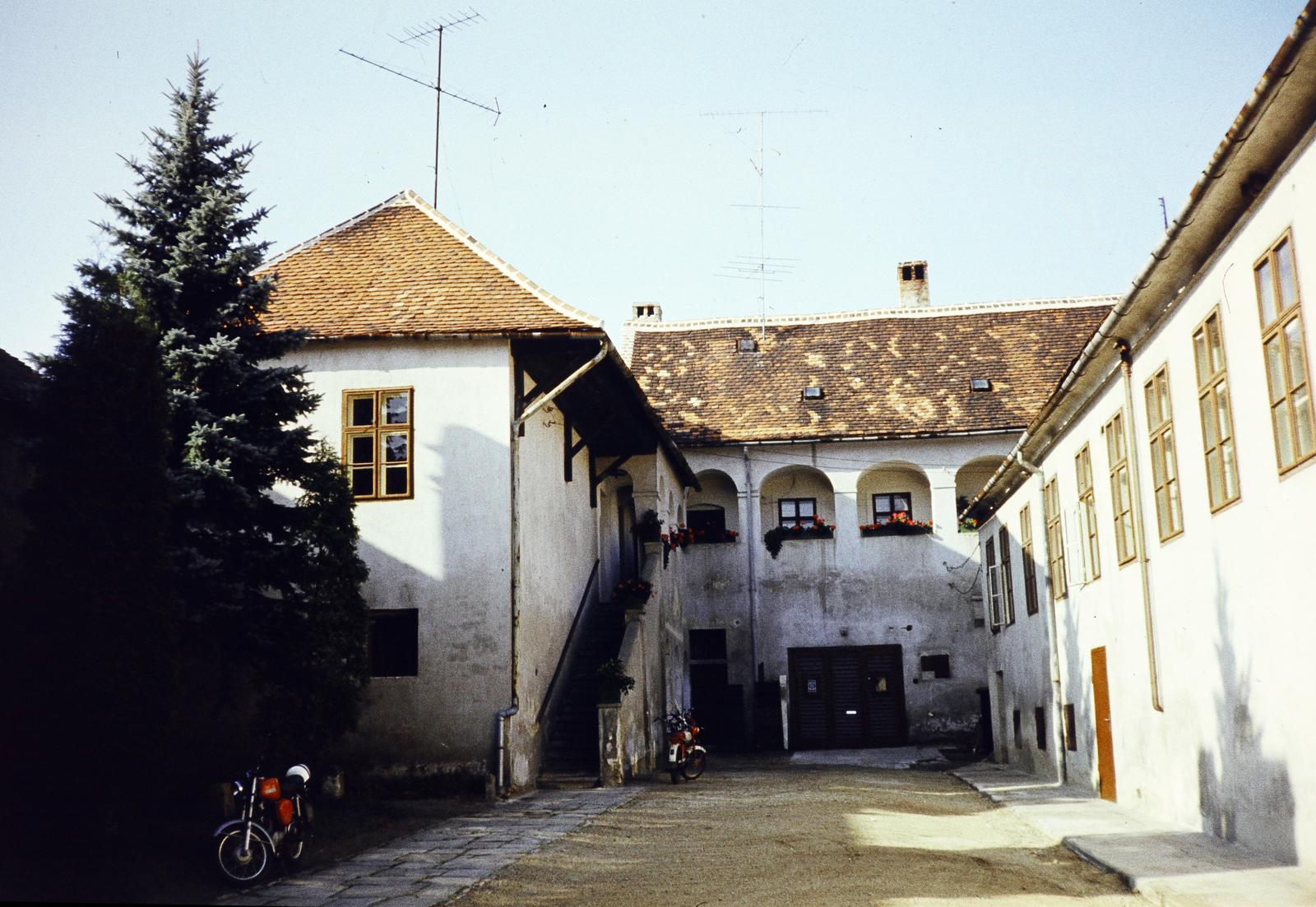 Magyarország, Kőszeg, Jurisics tér 8., a Városháza udvara., 1980, Kozák, színes, Fortepan #286608