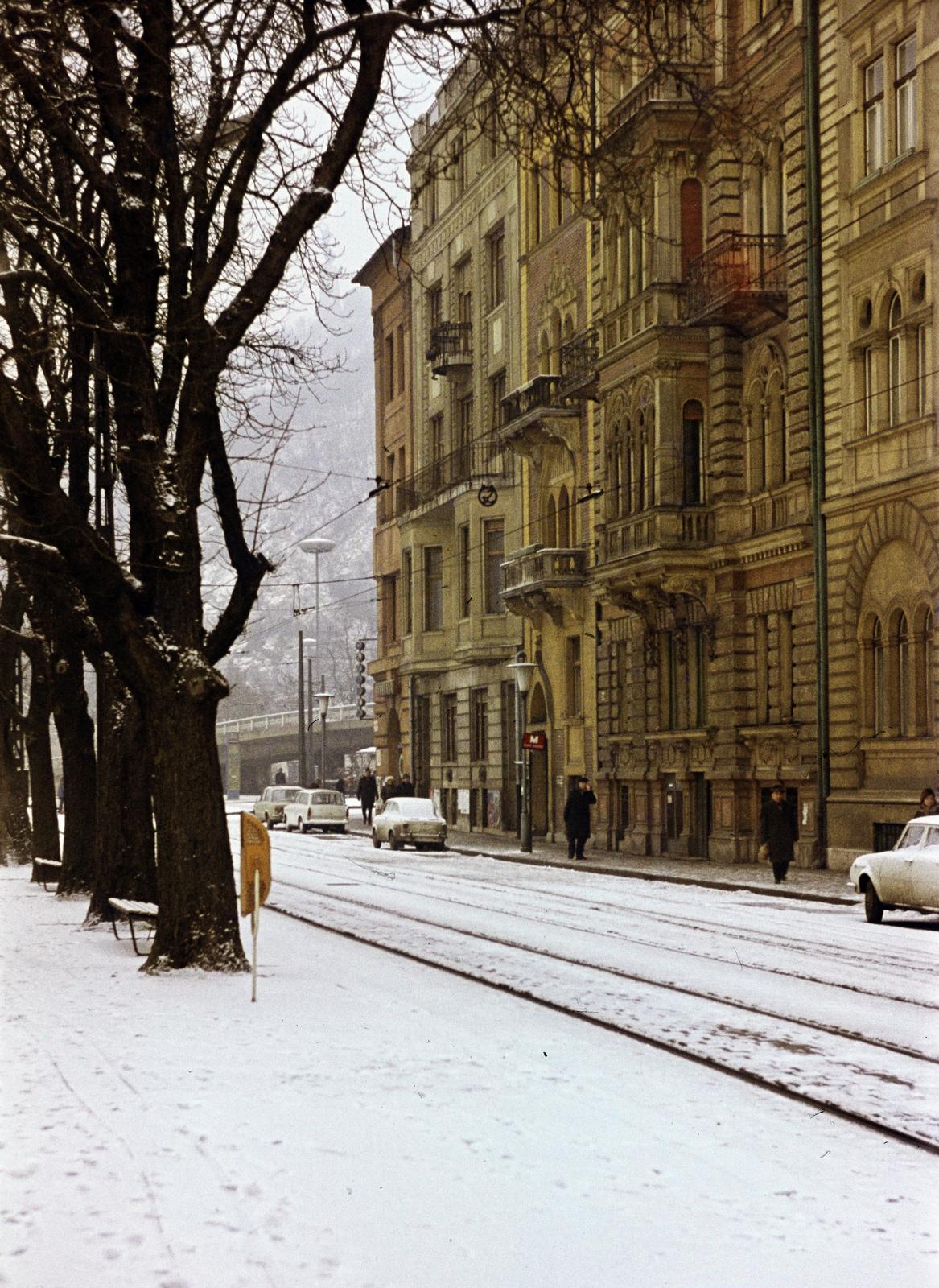 Hungary, Budapest I., Várkert (Groza Péter) rakpart a Döbrentei tér felé nézve., 1980, Kozák, Budapest, winter, snow, colorful, Fortepan #286614