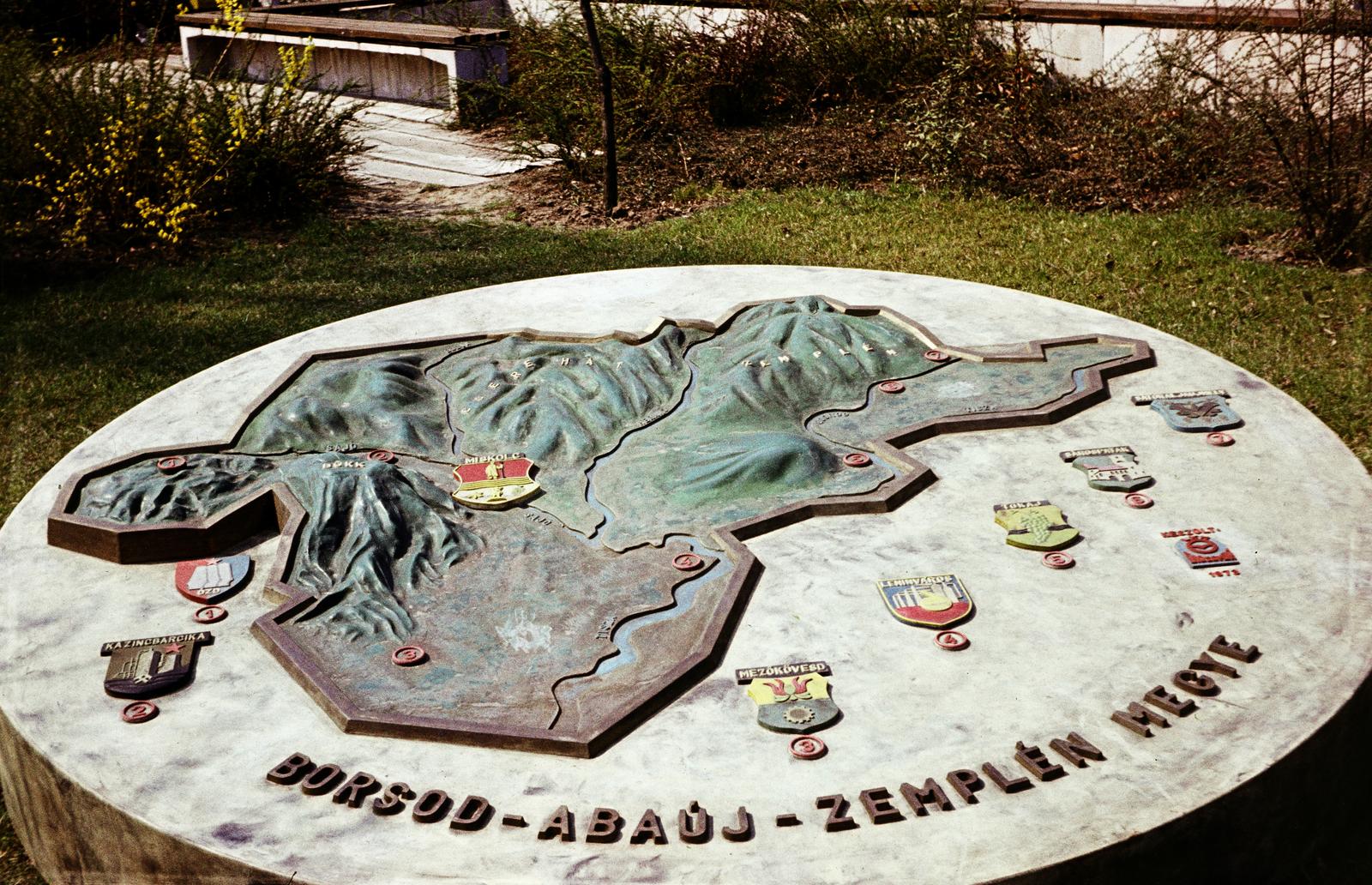 Hungary, People's Park, Budapest X., Centenáriumi park, a Borsod-Abaúj-Zemplén megye térképe című dombormű, a megye ajándéka Budapest centenáriumára., 1980, Kozák, Budapest, colorful, Fortepan #286615