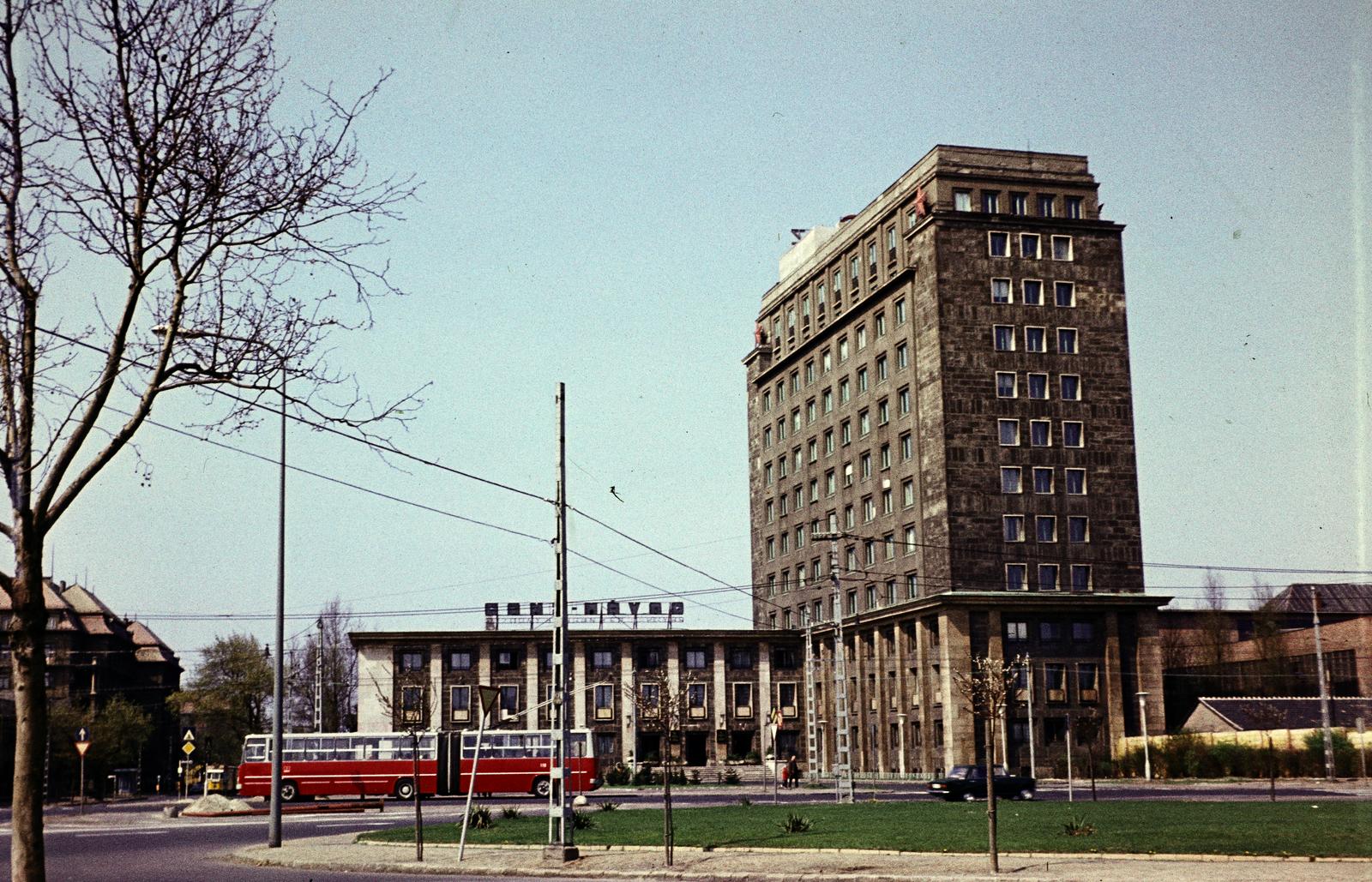 Magyarország, Budapest VIII., Vajda Péter út - Könyves Kálmán körút sarok, a Ganz-MÁVAG központi irodaépülete., 1980, Kozák, Budapest, színes, trolibusz, Fortepan #286617