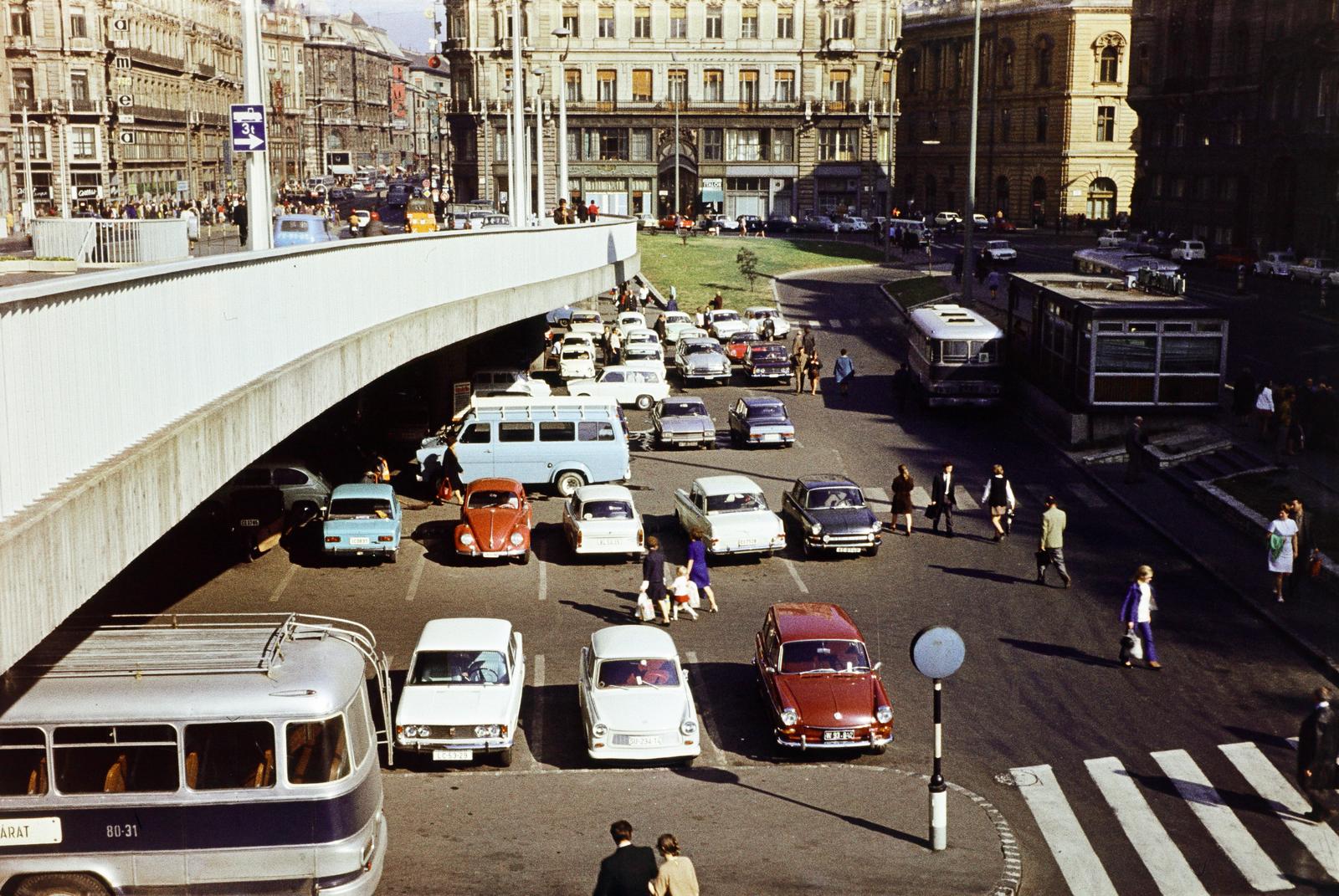 Hungary, Budapest V., Március 15. tér, parkoló és autóbusz végállomás az Erzsébet híd hídfőjénél. Balra a Szabad sajtó út, jobbra szemben a Duna utca., 1971, Kozák, Budapest, colorful, Fortepan #286619