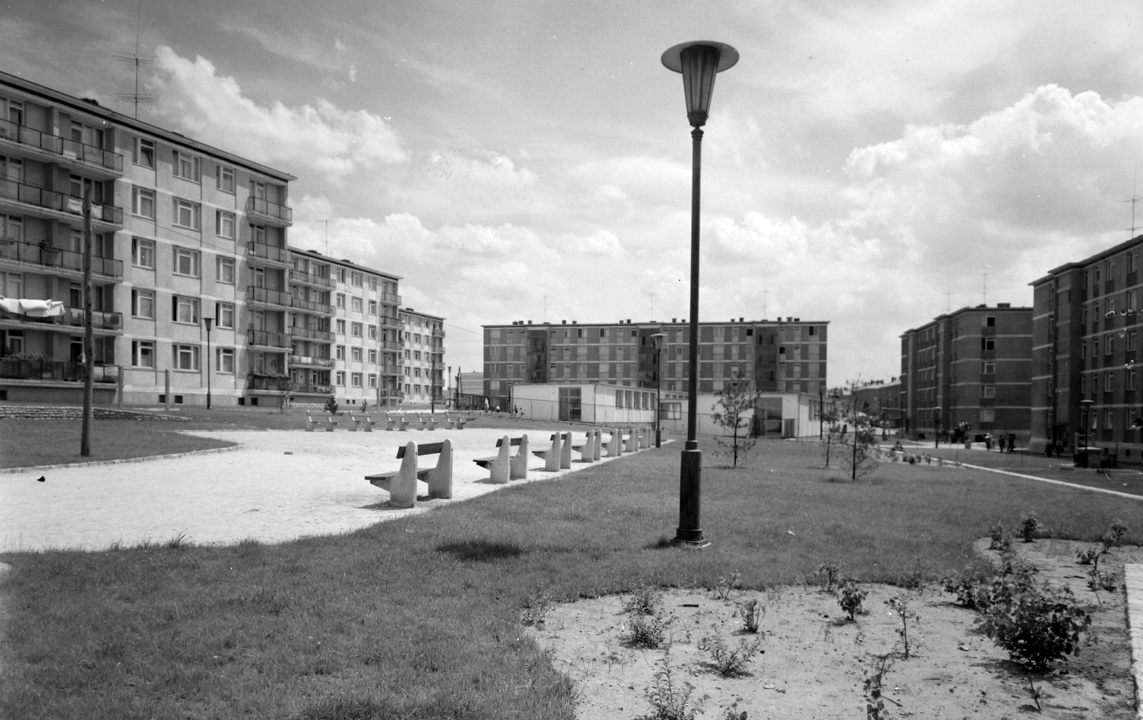 Hungary, Tata-Tóváros, Újvárosi lakótelep, Kőrösi Csoma Sándor tér., 1965, Építésügyi Dokumentációs és Információs Központ, VÁTI, blocks, lamp post, bench, Fortepan #28662