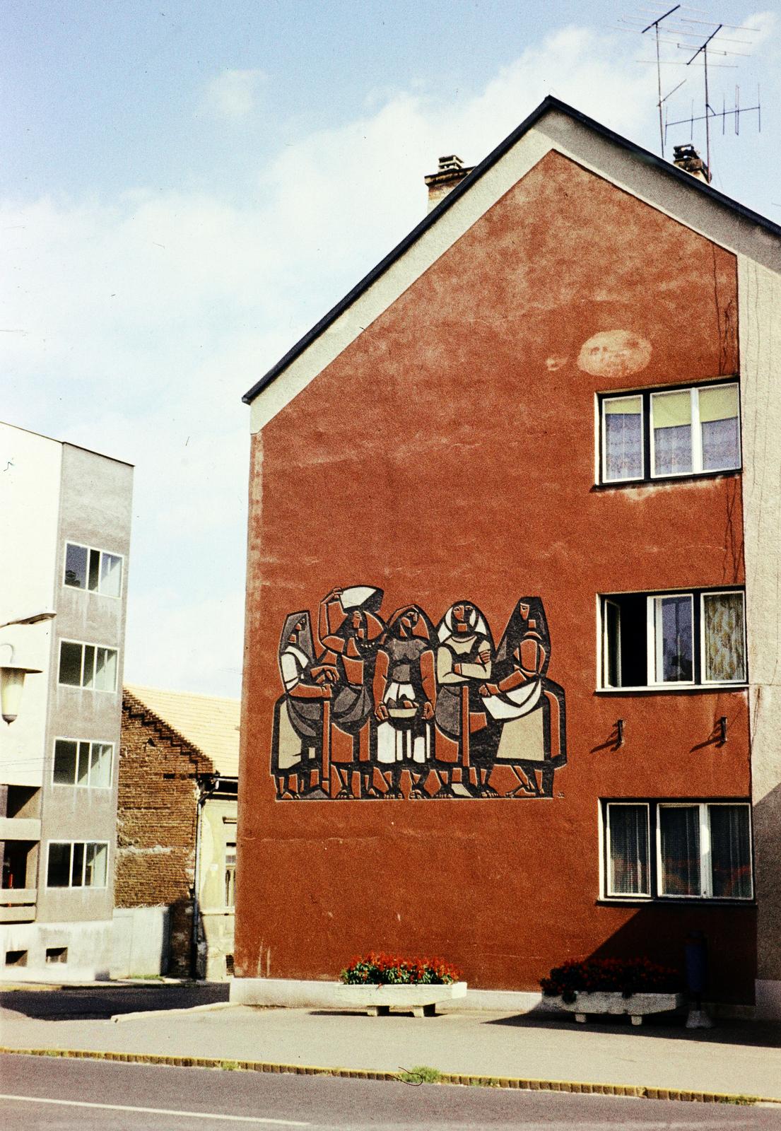 Magyarország, Sátoraljaújhely, Hősök tere, balra az Árpád utca, a ház falán a Gyümölcsszedők című sgraffito (Angyalföldi Szabó Zoltán, 1965.)., 1974, Kozák, Fortepan #286620