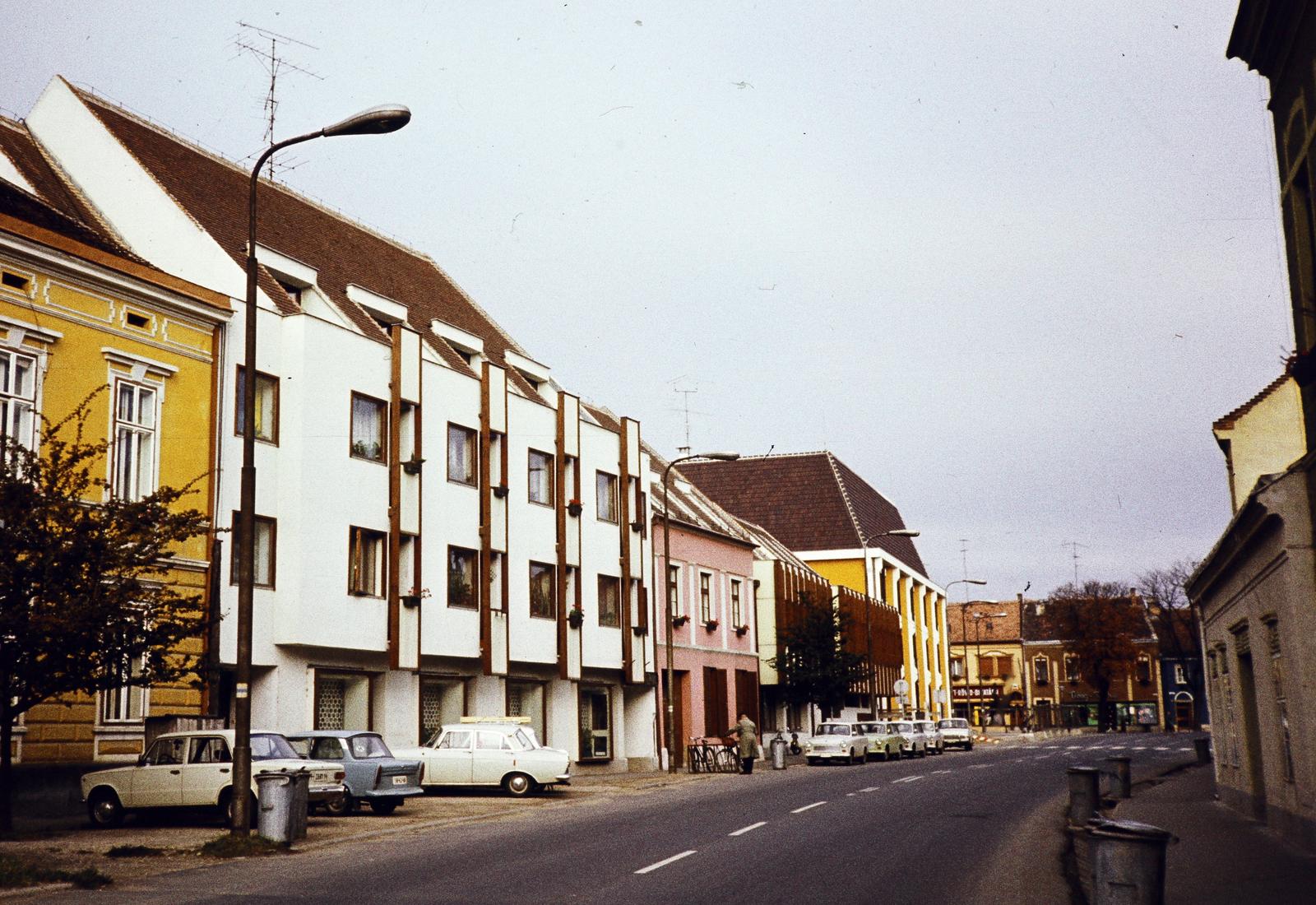 Hungary, Kőszeg, Kossuth Lajos utca a Fő (Köztársaság) tér felé nézve., 1980, Kozák, colorful, Fortepan #286621