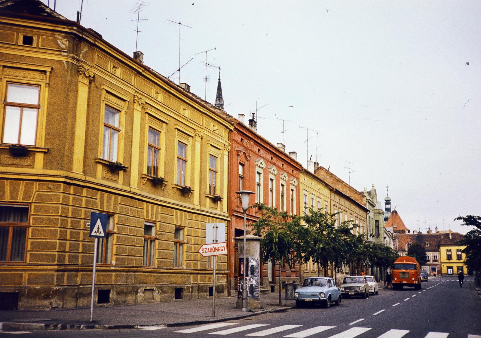 Hungary, Kőszeg, Rákóczi Ferenc utca a Temető utcától a Fő (Köztársaság) tér felé nézve., 1980, Kozák, colorful, Fortepan #286623