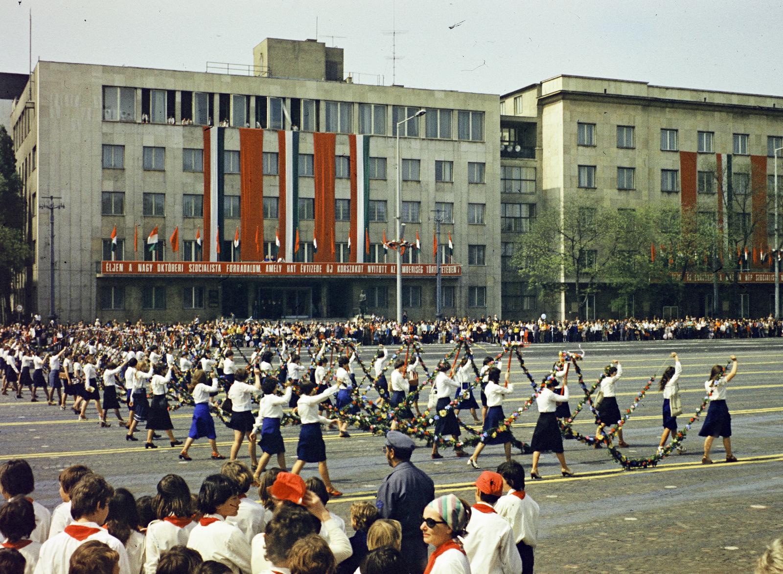 Hungary, Budapest XIV.,Budapest VI., Ötvenhatosok tere (Felvonulási tér), május 1-i felvonulás. Háttérben a Dózsa György út 84/b, a SZOT székháza., 1976, Kozák, march, 7th of November parade, Budapest, Fortepan #286625
