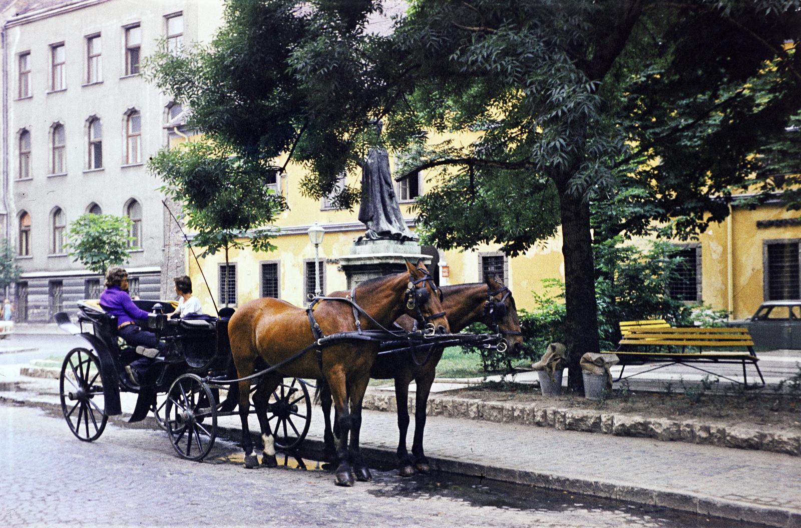 Magyarország, budai Vár, Budapest I., Hess András tér, a fiáker mögött XI. Ince pápa szobra (Damkó József, 1936.)., 1977, Kozák, Budapest, színes, Fortepan #286626