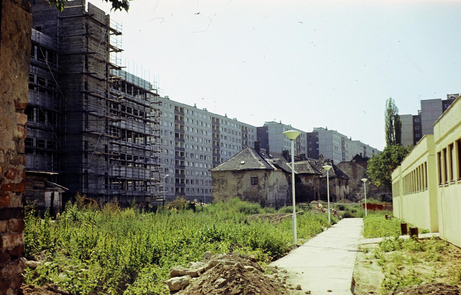 Hungary, Óbuda, Budapest III., az Óbudai utca felől a Lajos utca felé nézve, balra az AGROBER Irodaház építése, jobbra a háziorvosi rendelő., 1978, Kozák, Budapest, colorful, Fortepan #286630