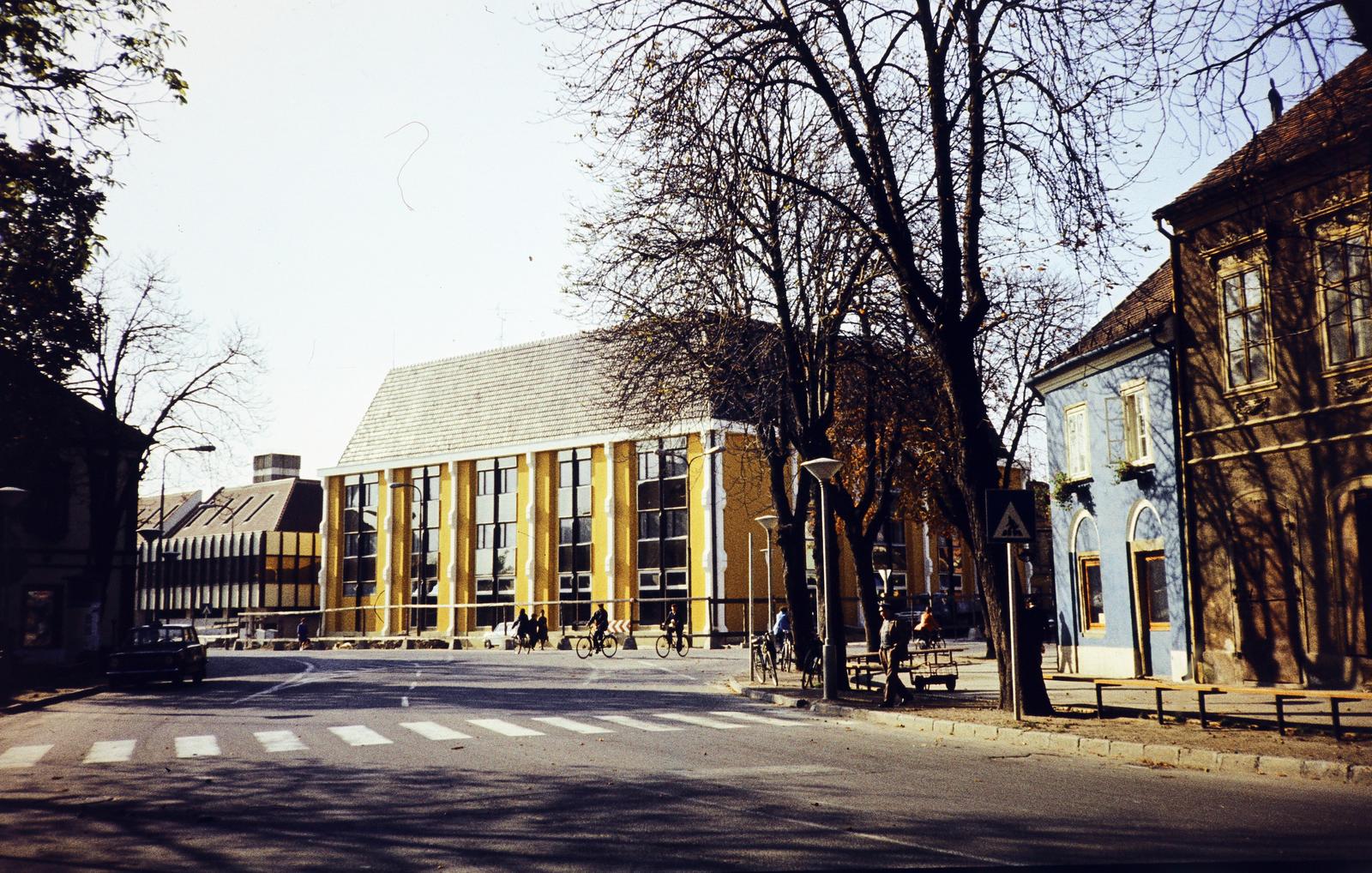 Magyarország, Kőszeg, Várkör (Béke út), szemben balra a Kossuth Lajos utca, jobbra a Fő (Köztársaság) tér, középen a Hotel Írottkő., 1980, Kozák, színes, Fortepan #286642