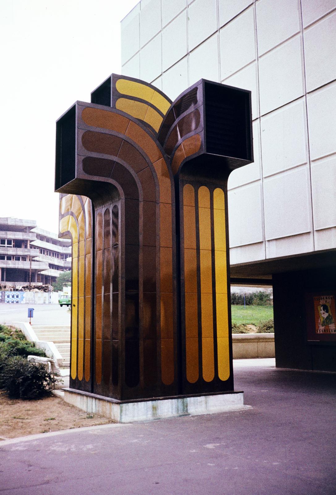 Hungary, Veszprém, Brusznyai Árpád (Bajcsy-Zsilinszky) utca, a felvétel a Séd filmszínház előtt készült., 1983, Kozák, colorful, Fortepan #286643
