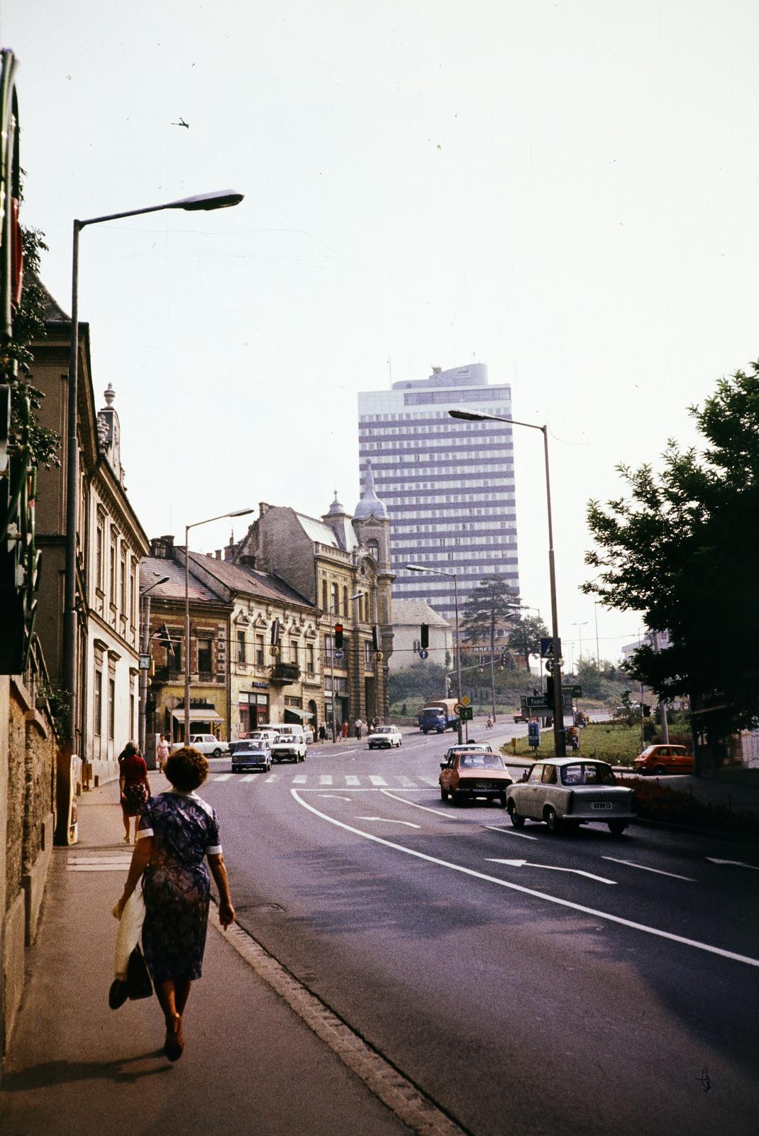 Hungary, Veszprém, Óvári Ferenc (Népköztársaság) út, szemben a Szabadság tér melletti épületek, távolabb a húsz emeletes toronyház látható., 1983, Kozák, colorful, Fortepan #286651