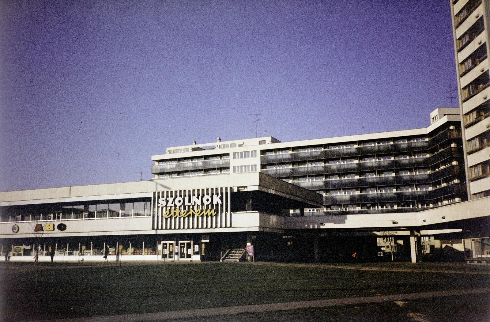 Hungary, Szolnok, Jubileum tér, ABC Áruház és a Szolnok étterem., 1981, Kozák, colorful, Fortepan #286653