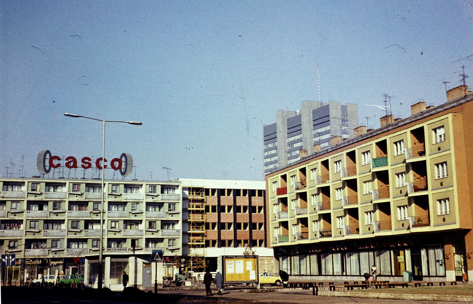 Hungary, Szolnok, Kossuth Lajos tér, jobbra az 5-ös számú ház. Háttérben a Vízügyi székház toronyépülete Boldog Sándor István (Ságvári Endre) körúton., 1976, Kozák, colorful, Fortepan #286658